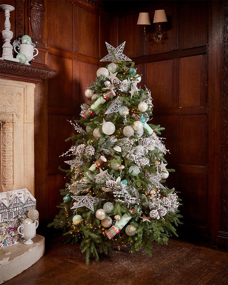 How to Style a Christmas Tree Like a Pro