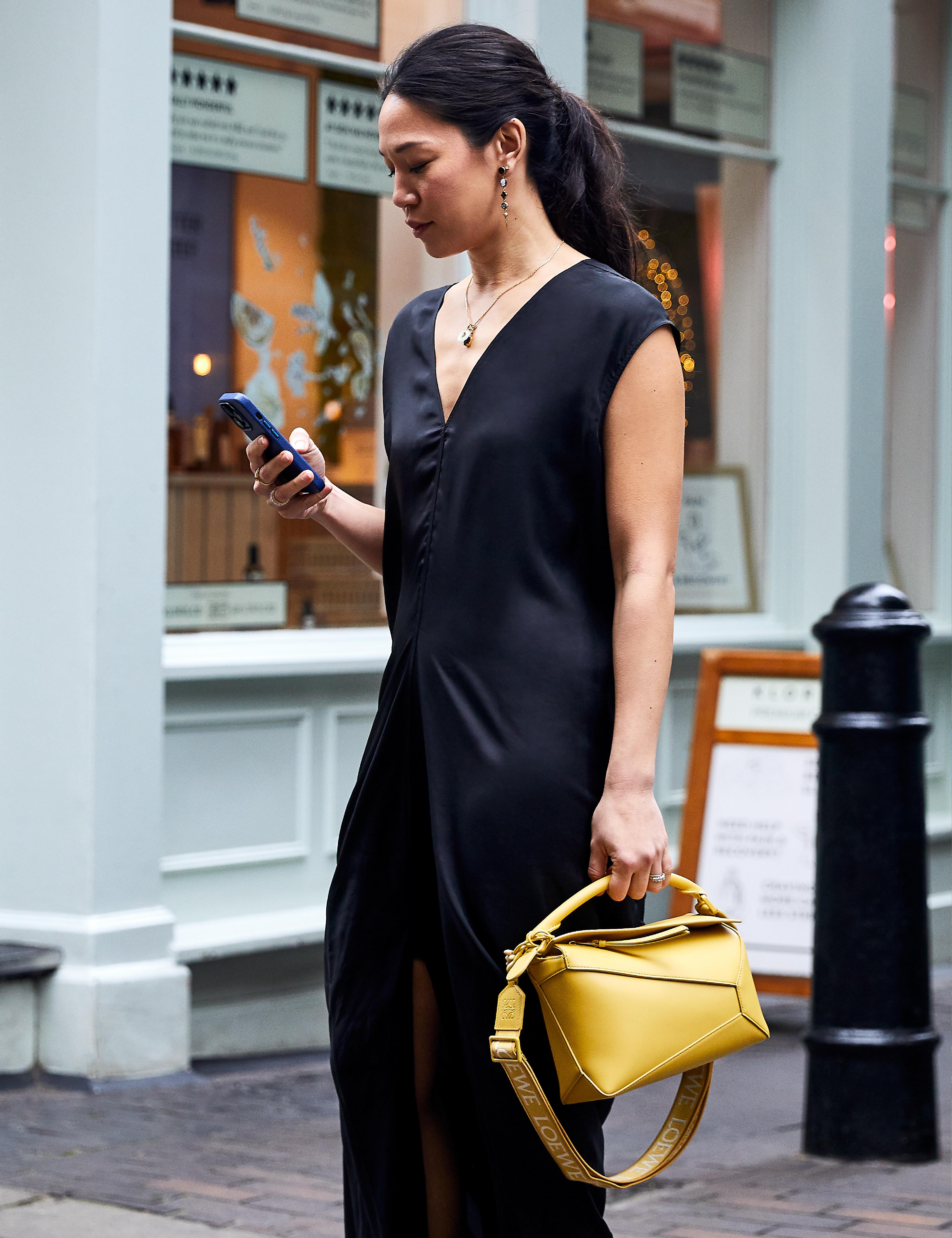 Street Style at London Fashion Week Fall-Winter 2020 - Minimalist Street  Style - Minimal. / Visual.