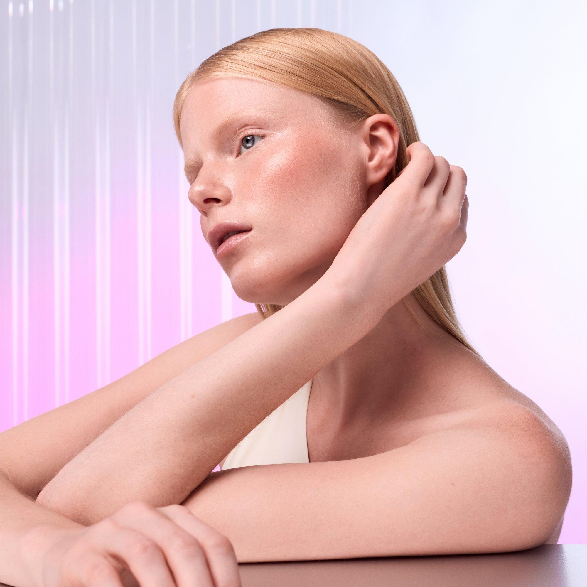 Róż do policzków w formie serum Capsule Burst – Application Full Face Fair - Produkt 4 z 8