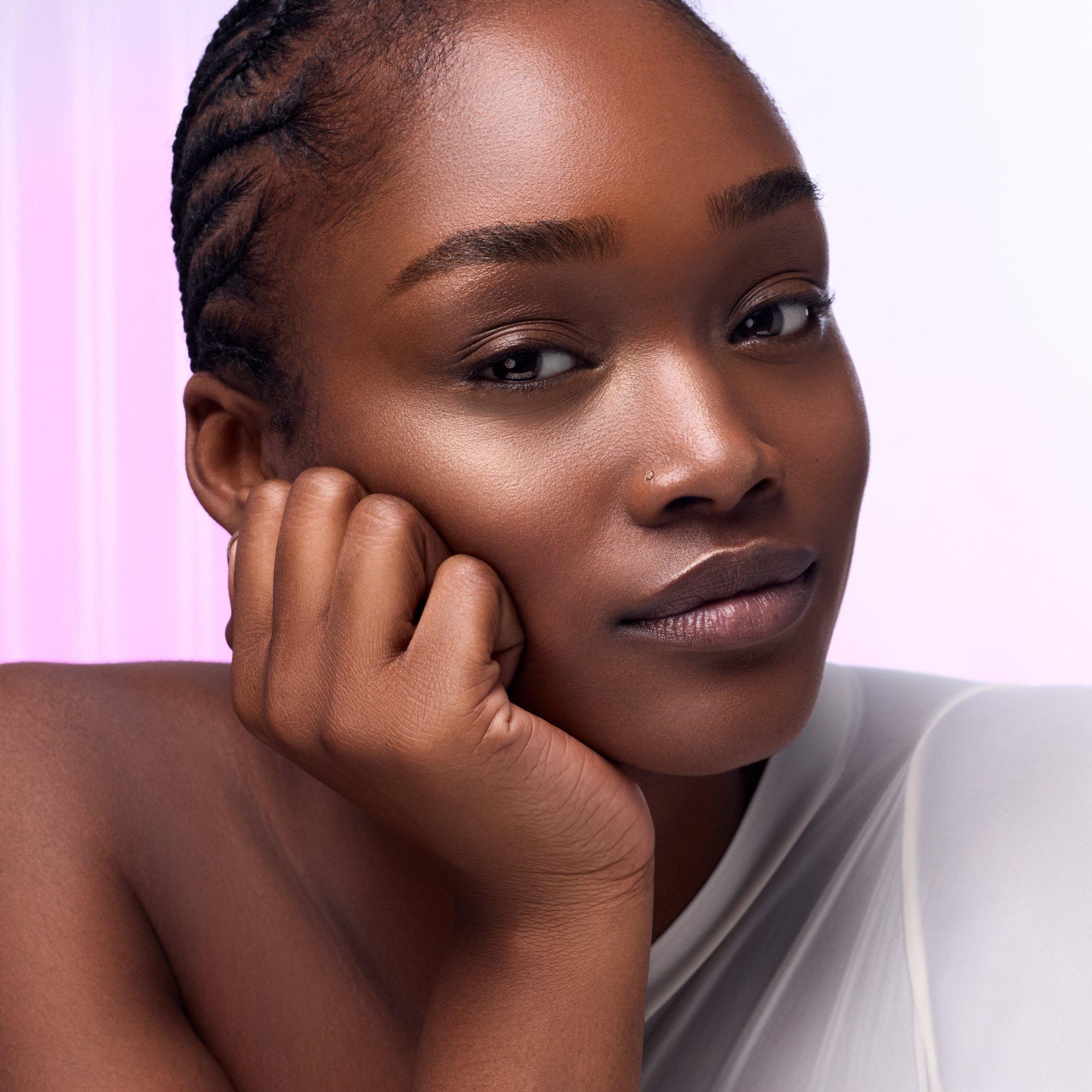 Rozświetlacz Soft Glam Mochi – Application Full Face Dark - Produkt 3 z 6