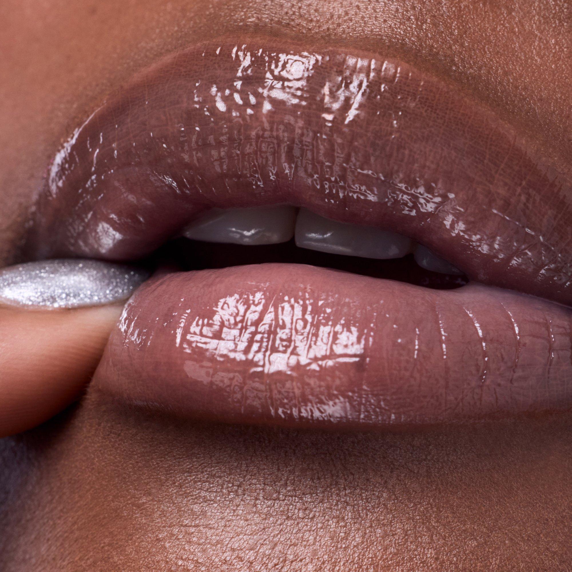 Hydra Fusion Lip Treatment – Application Makro Dark - Produkt Element 3 von 7