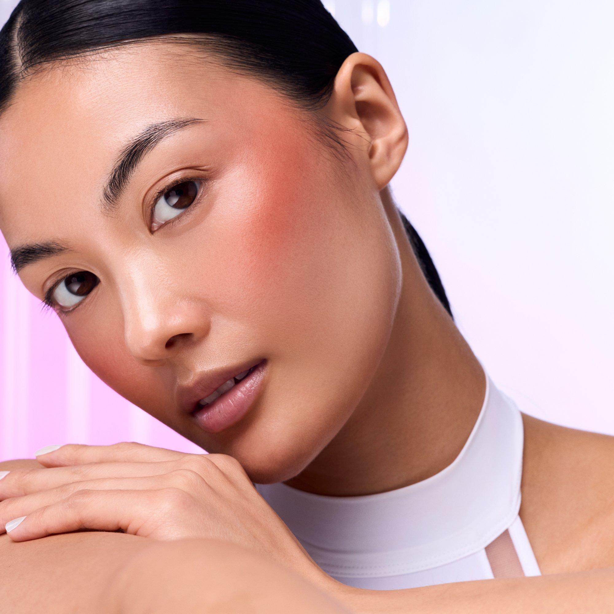 Róż do policzków w formie serum Capsule Burst – Application Full Face Light - Produkt 5 z 8