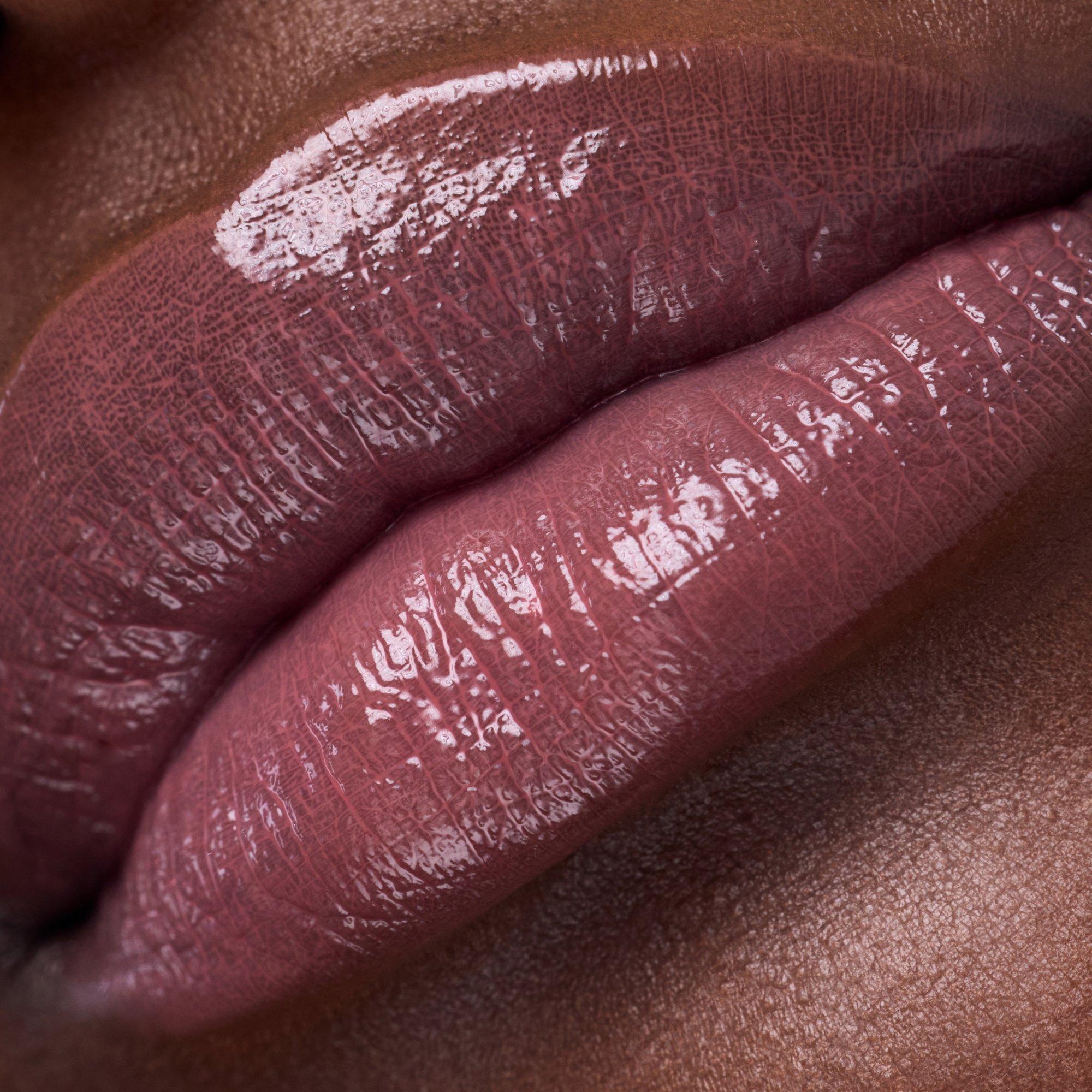PDRN Moisture Lip Butter – Application Makro Dark - Produkt Element 4 von 8