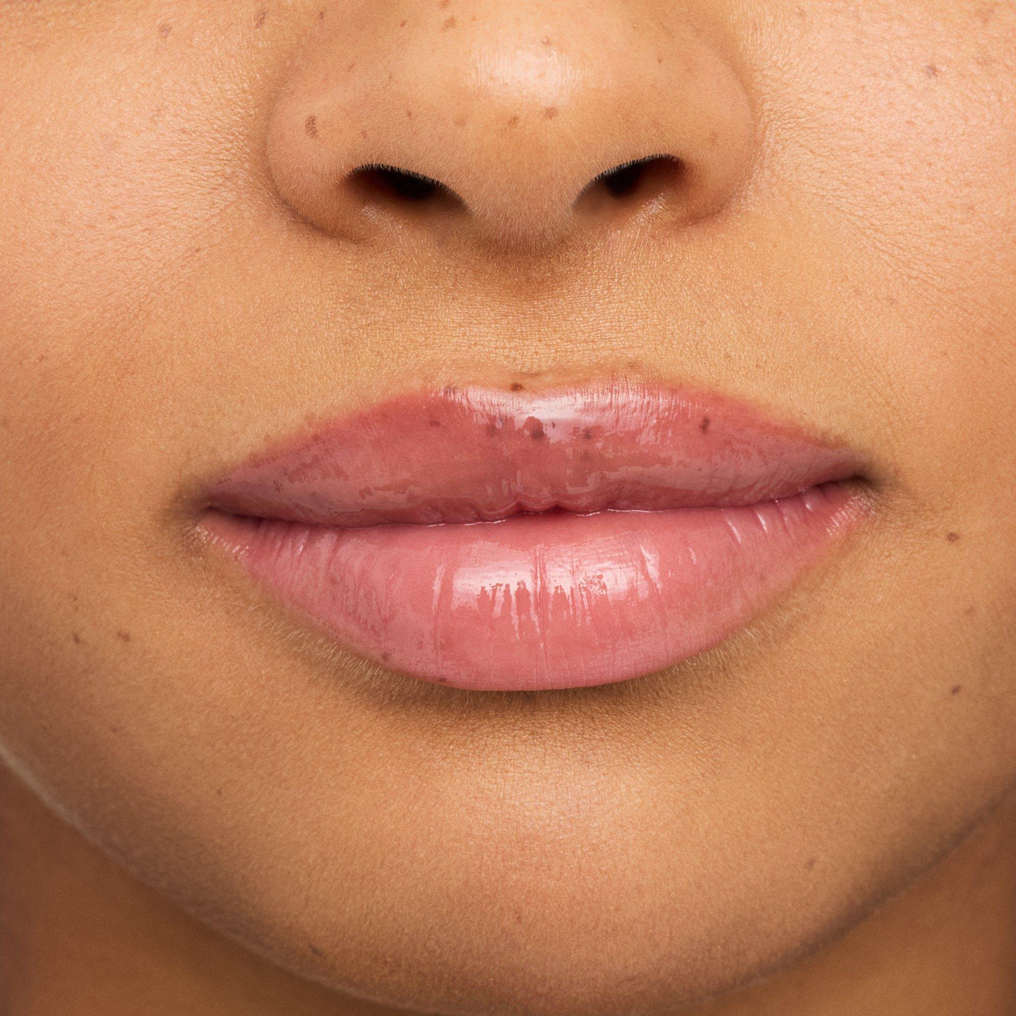 the super peptide glossy lip treatment + pouch set – Application Makro Medium - Product item 6 of 13