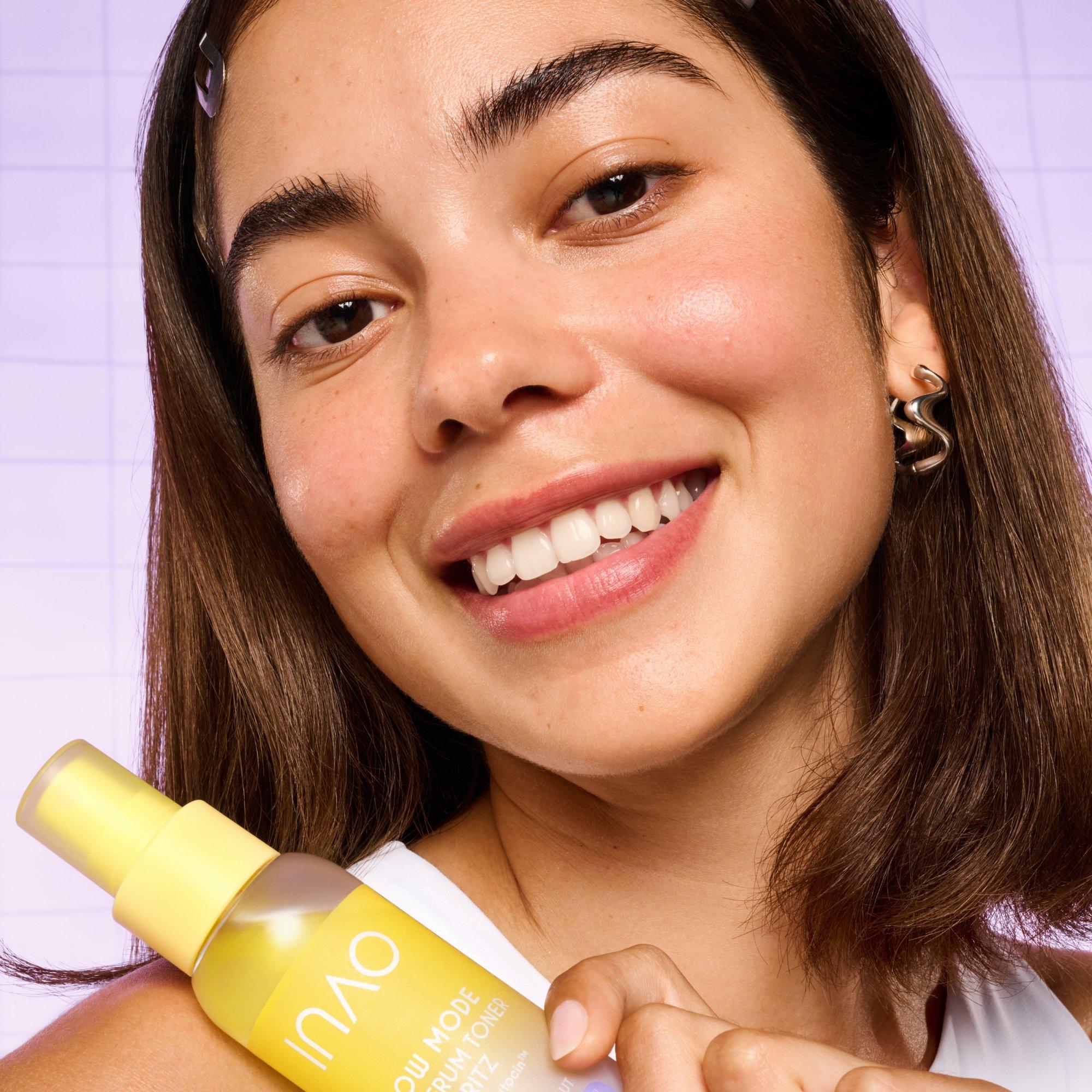 INAO Glow Mode 2in1 Serum Toner Spritz by essence – Application Full Face Light - Produkt Element 4 von 7