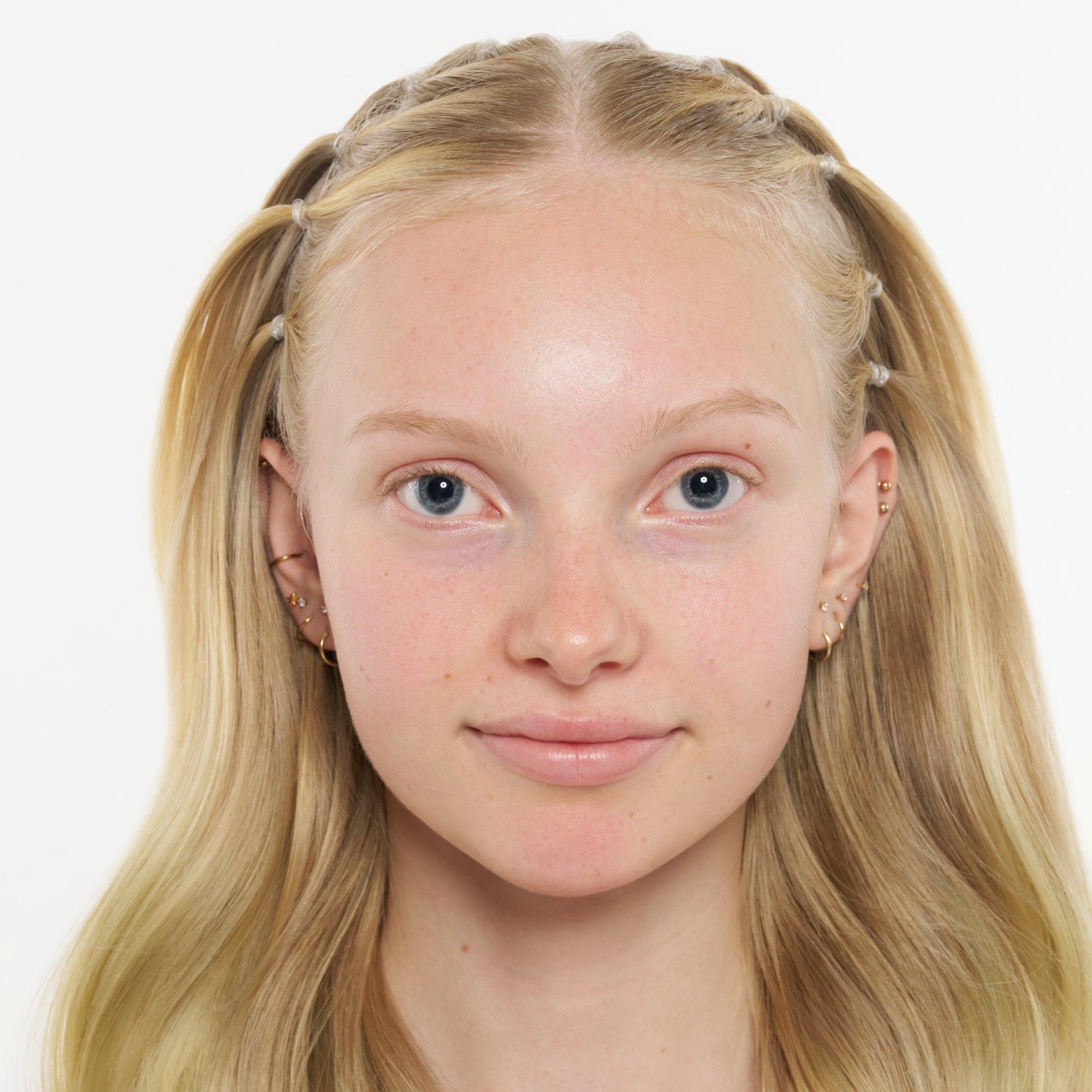 Коректор Silky BLUR HYDRATING LONGWEAR – Application Before After - Продукт 7 от 11