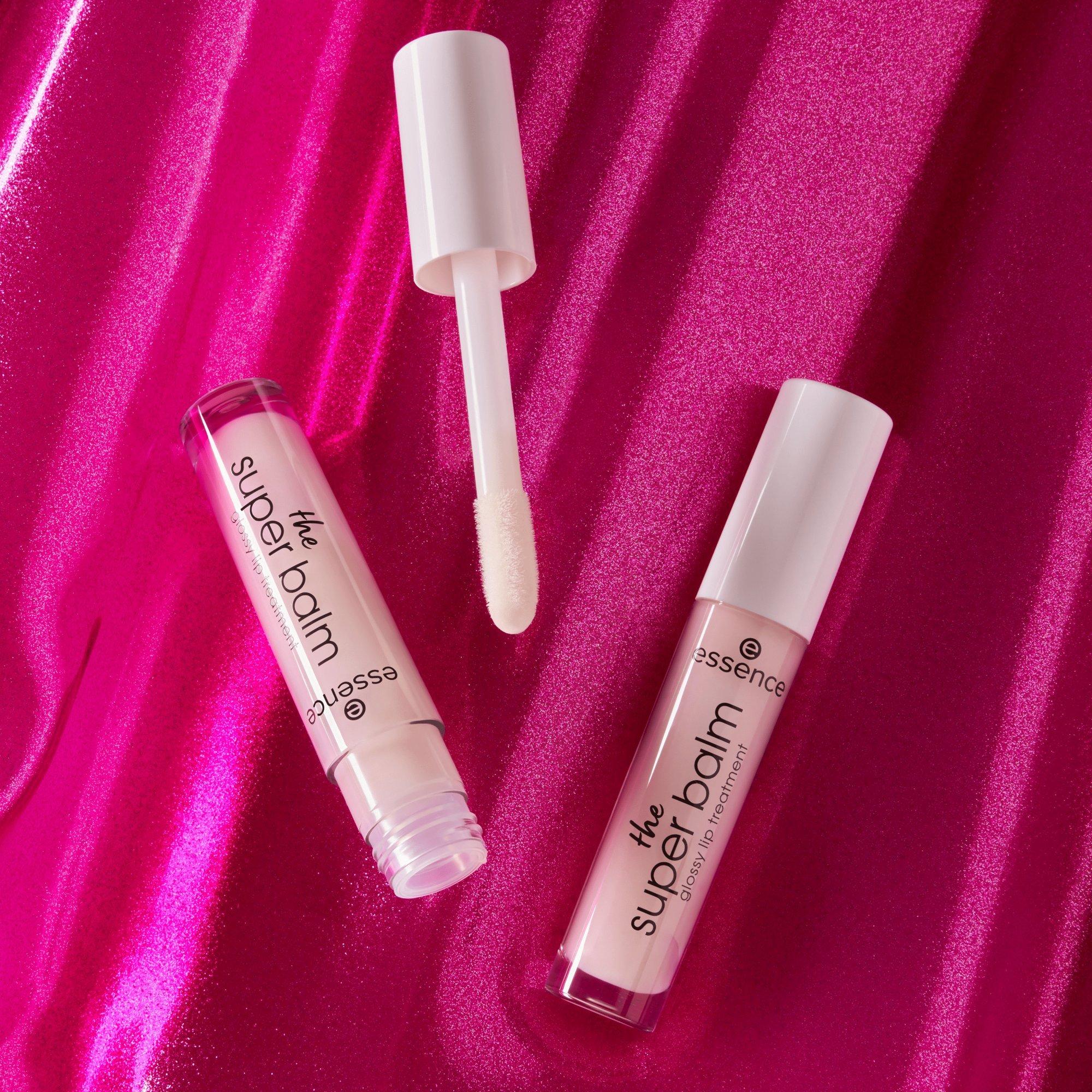 the SUPER BALM glossy lip treatment