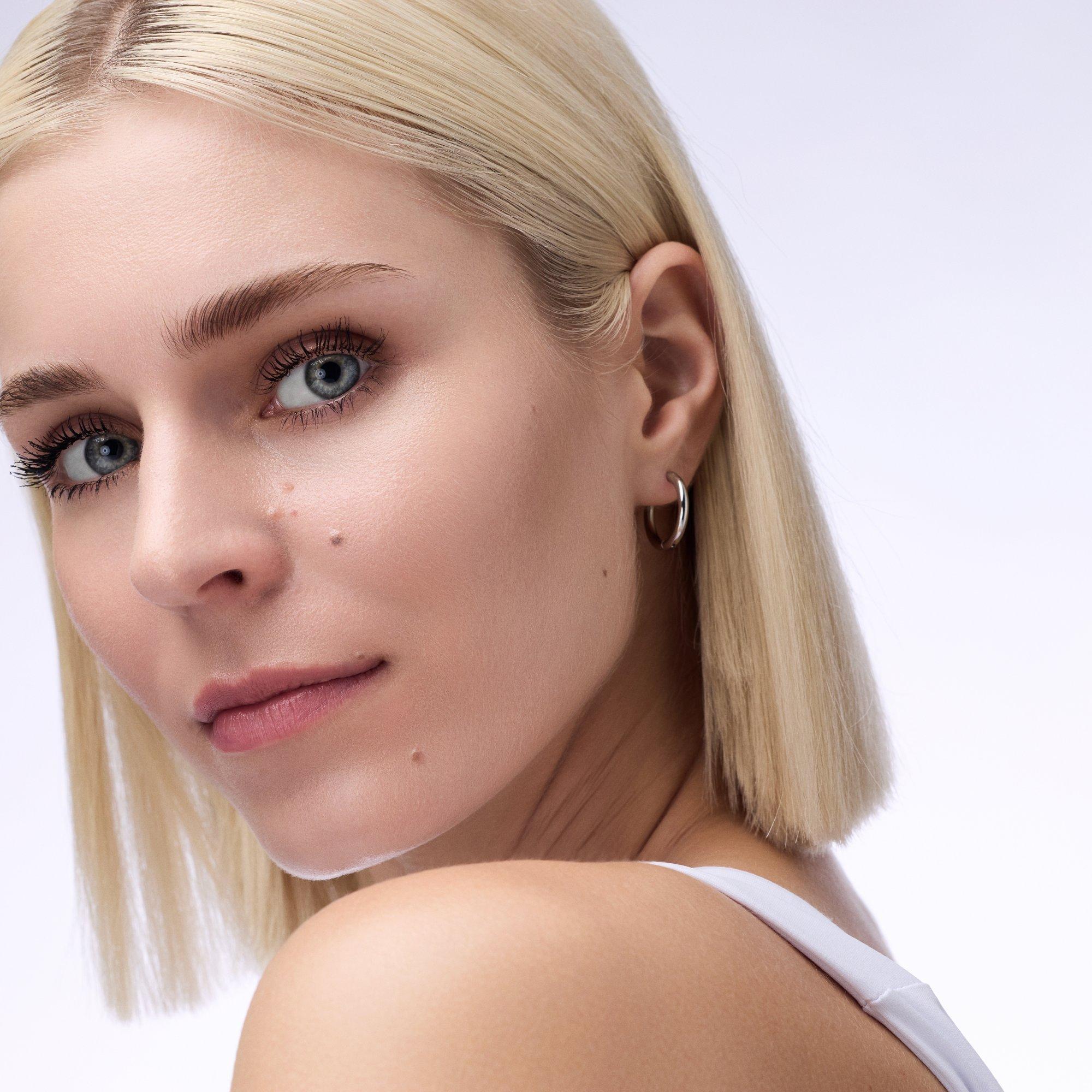 Objemová vodoodolná maskara LIFT UP Volume & Lift Power Hold