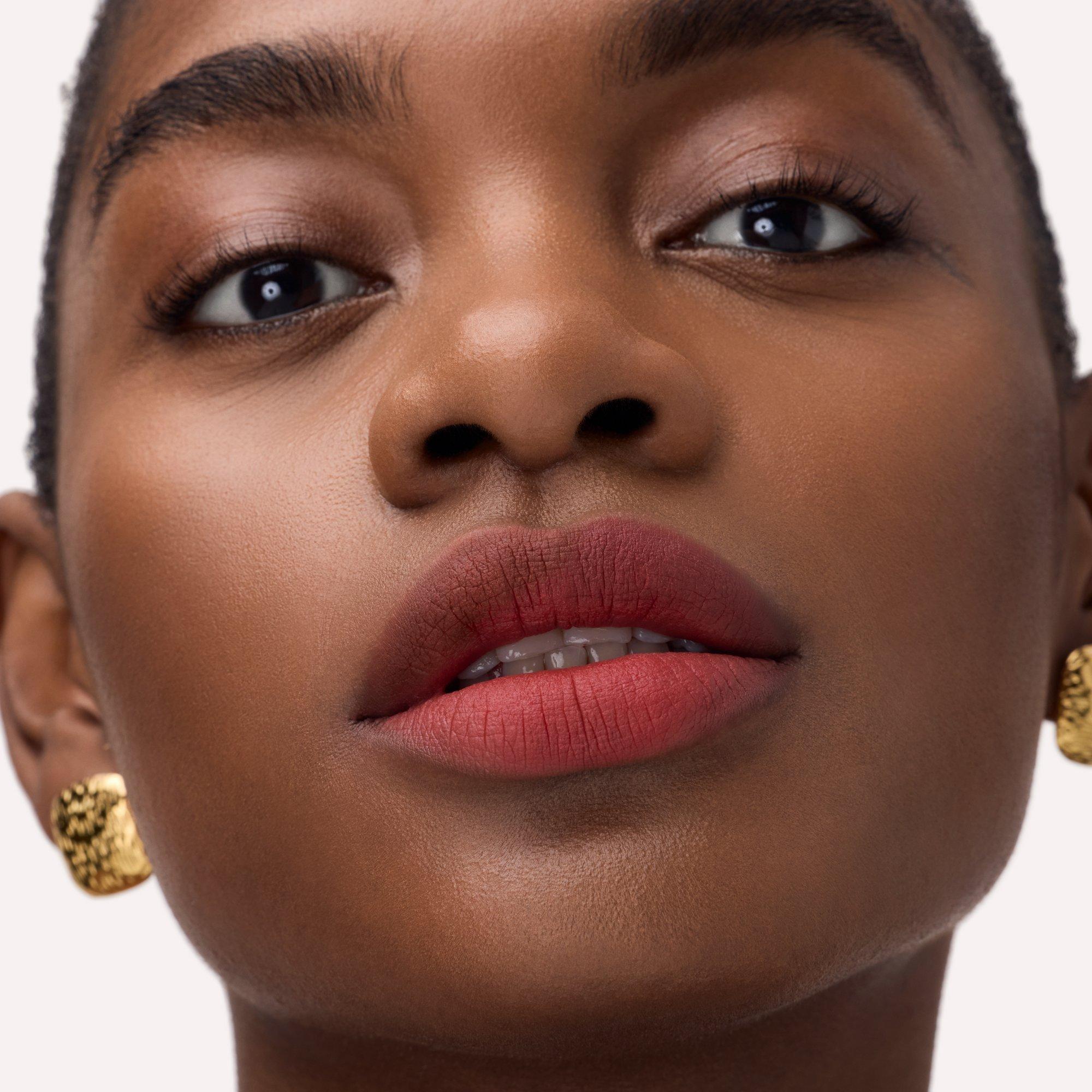 موس الشفاه مات بيلو لايك