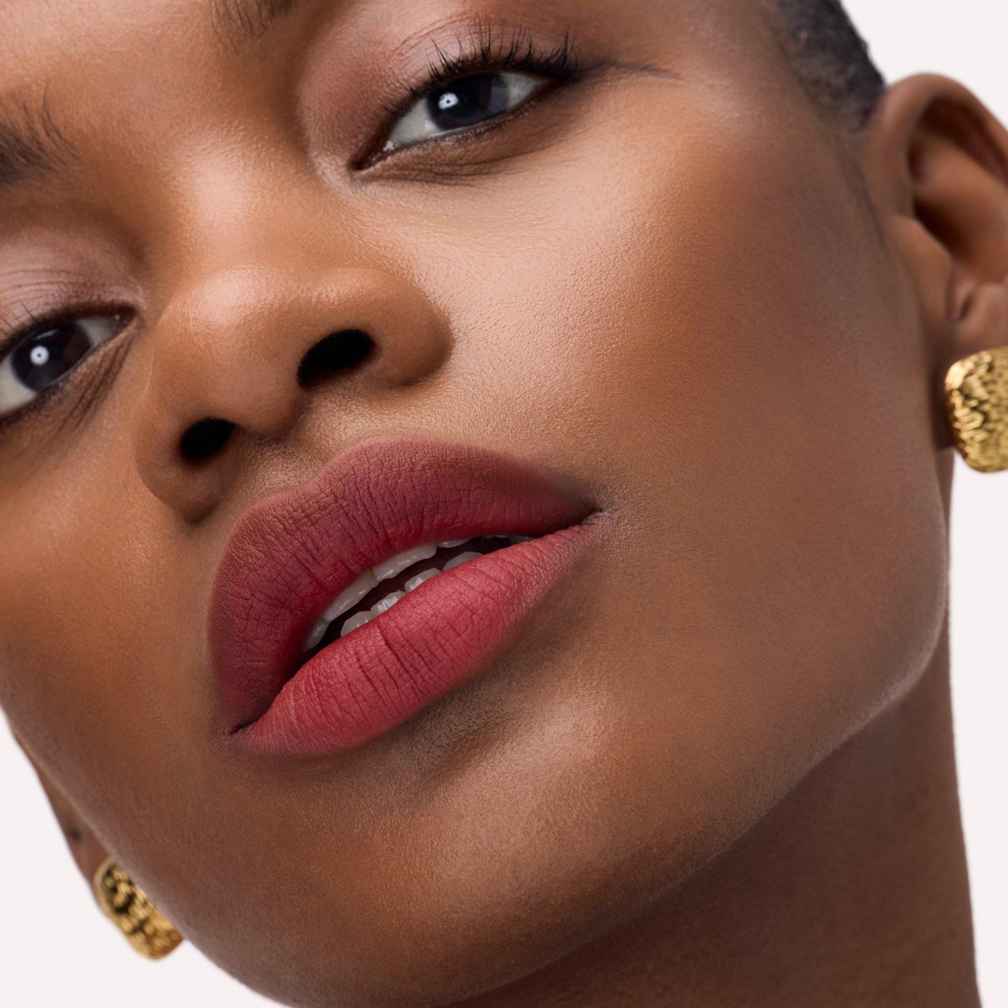 موس الشفاه مات بيلو لايك