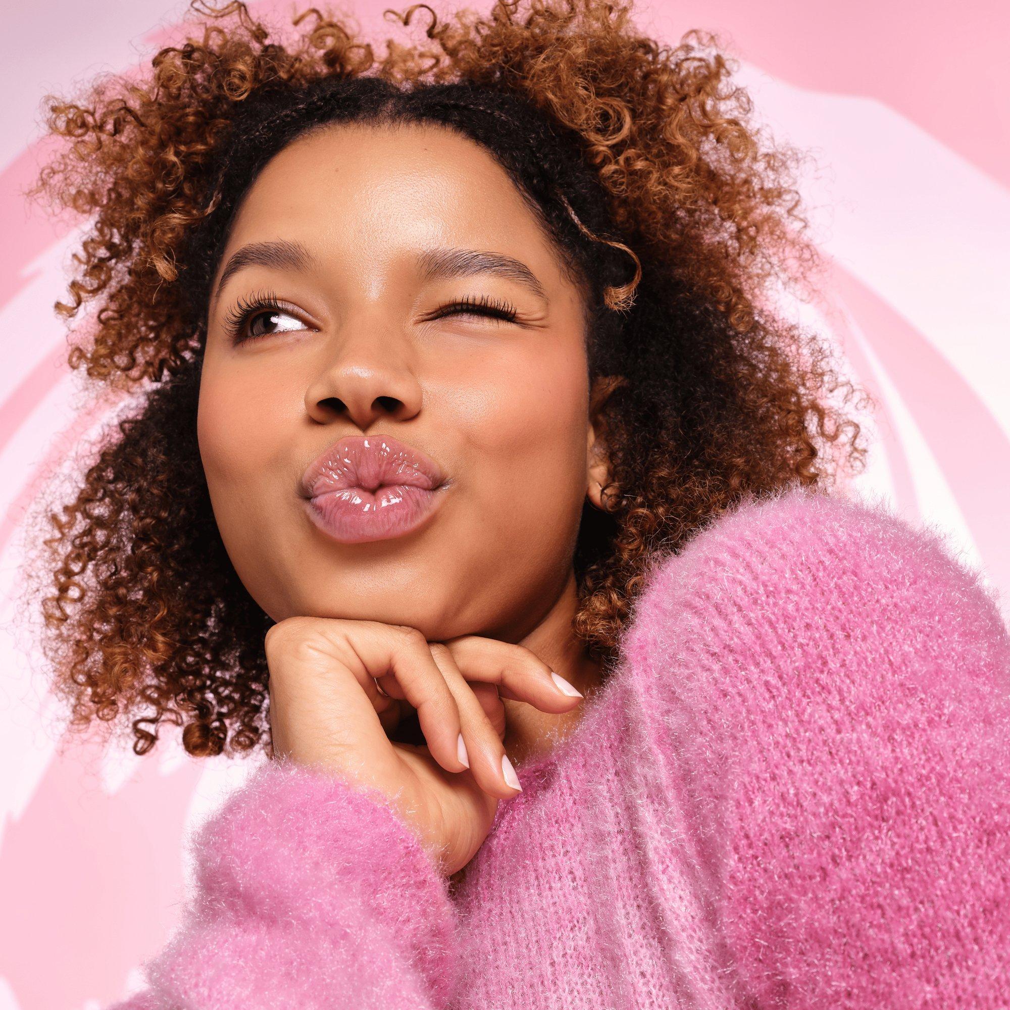 Η Disney Alice στη Wonderland χαρίζει σφριγηλή λάμψη στο λιπ γκλος