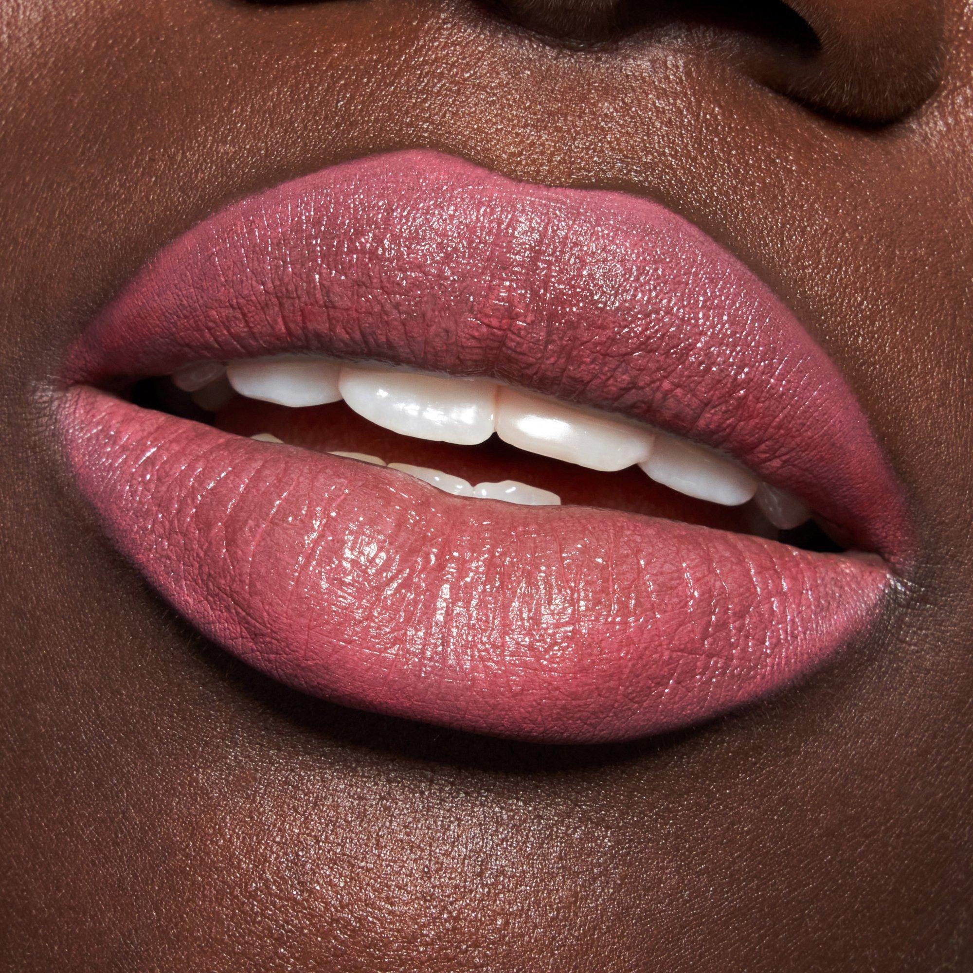 Plumping Lip Liner – Application Makro Dark - Product item 5 of 9