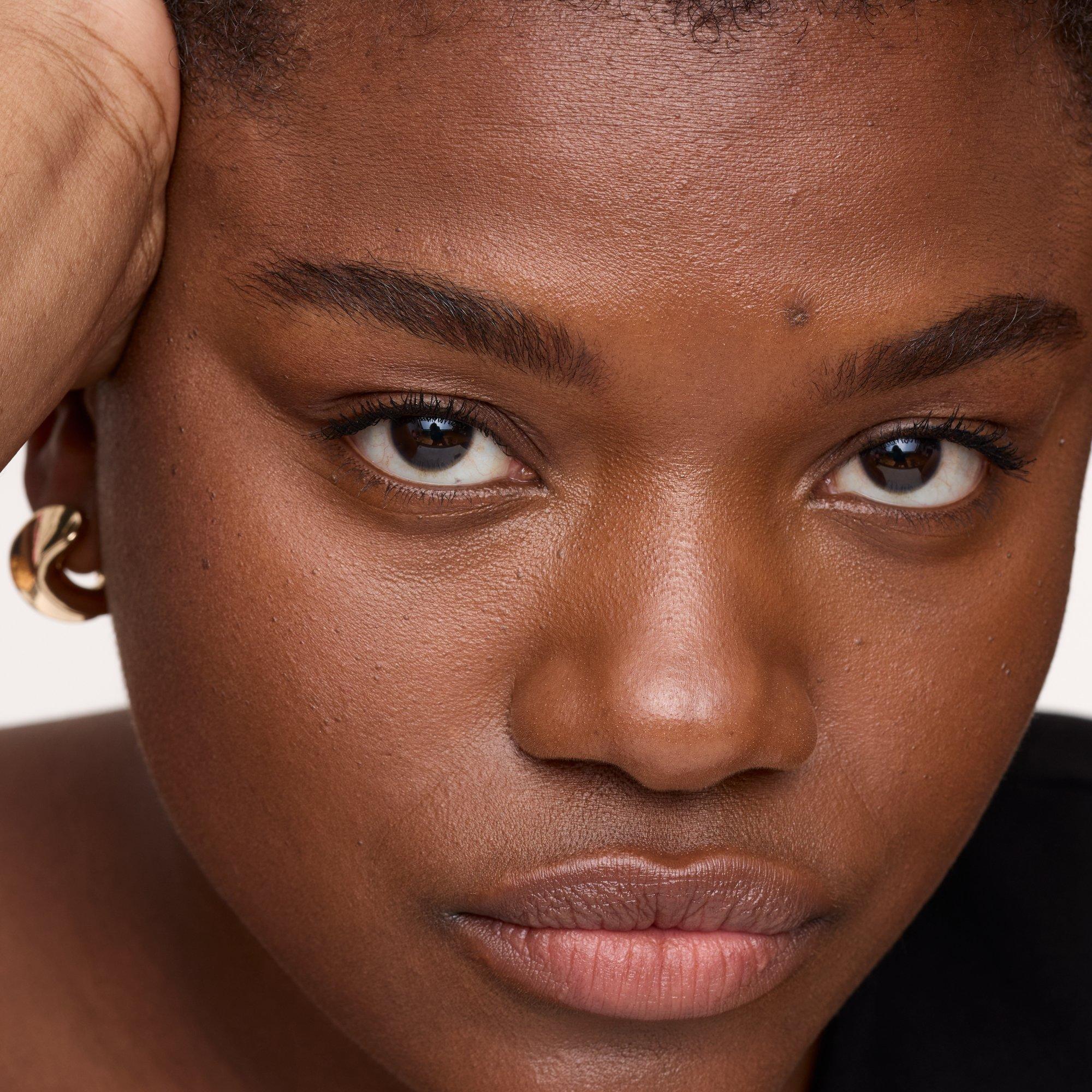 كن كبيرًا. كن جريئًا. 24 ساعة ارتدي ماسكارا اكستريم لاش فولس