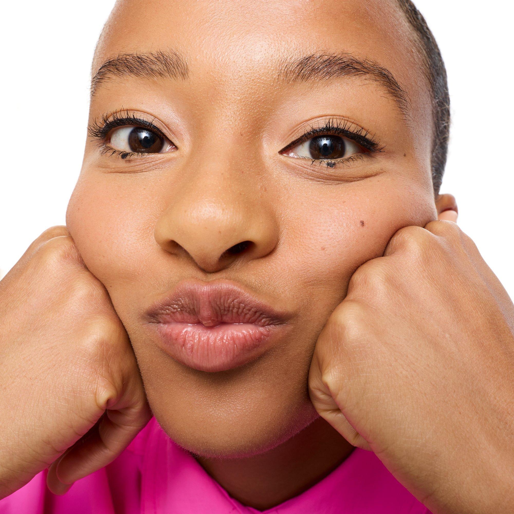 آي لاينر المقاوم للماء والذي يدوم لمدة 24 ساعة