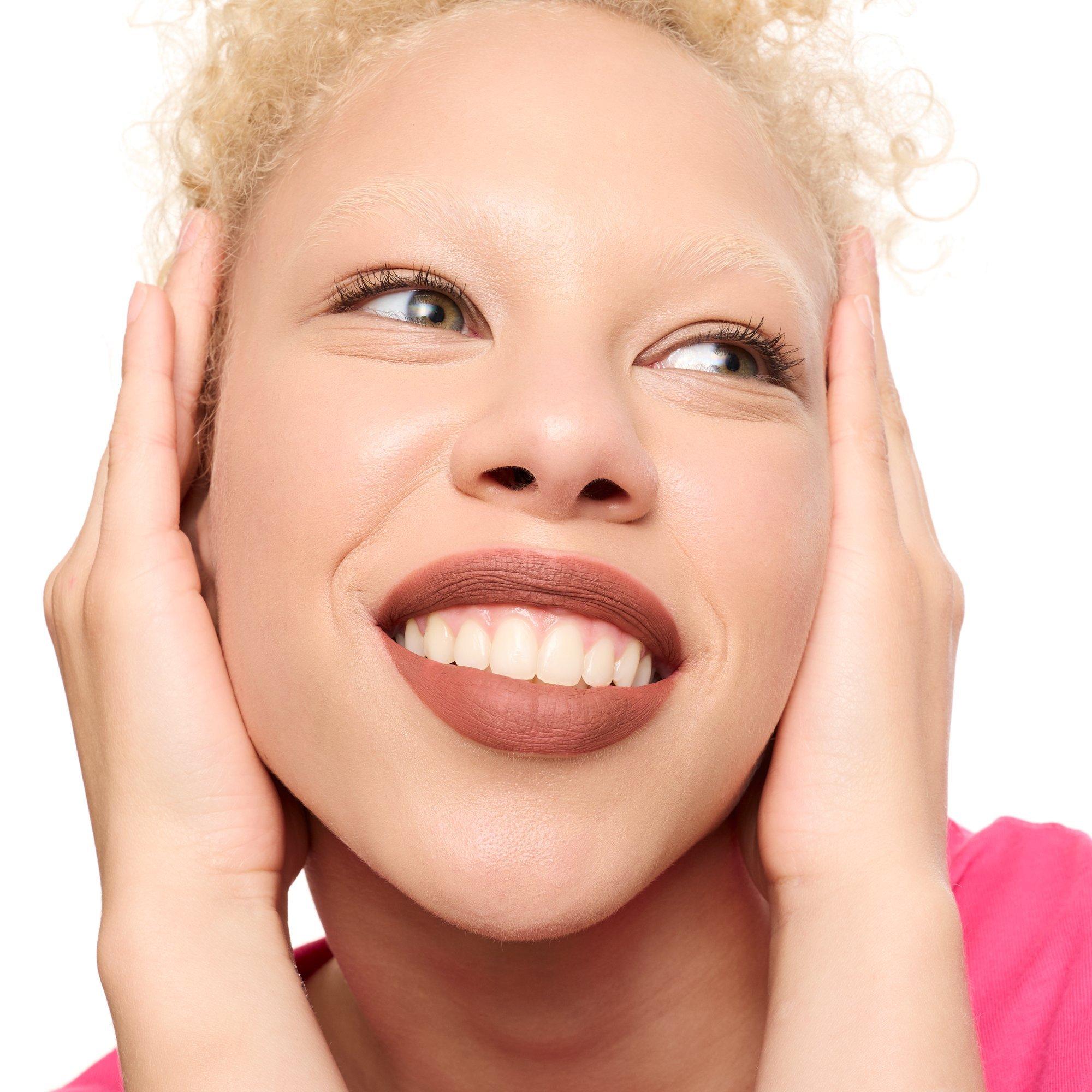 قلم شفاه سائل مت يدوم لمدة 8 ساعات