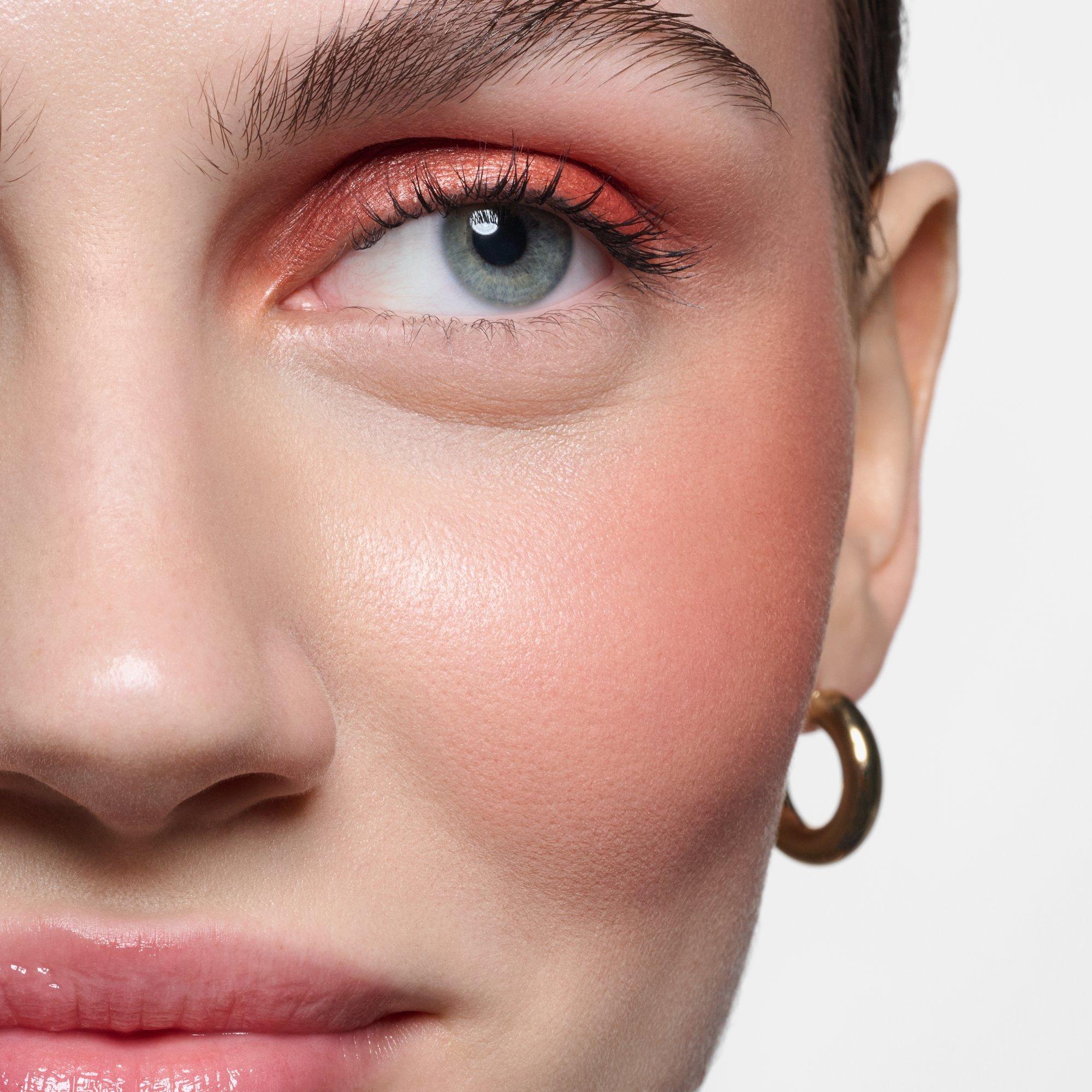 Cień do powiek w płynie Eye Blusher
