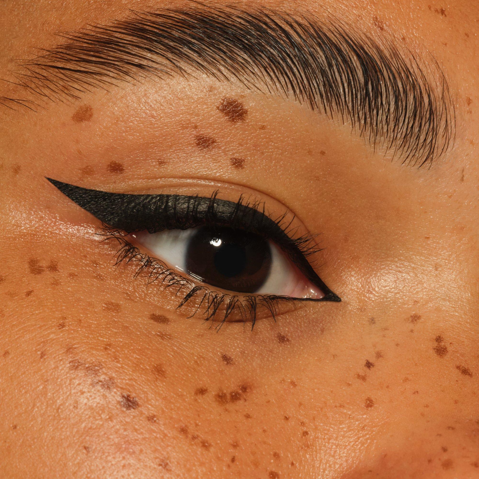 eyeliner pen extra long-lasting WATERPROOF & SMUDGE-PROOF