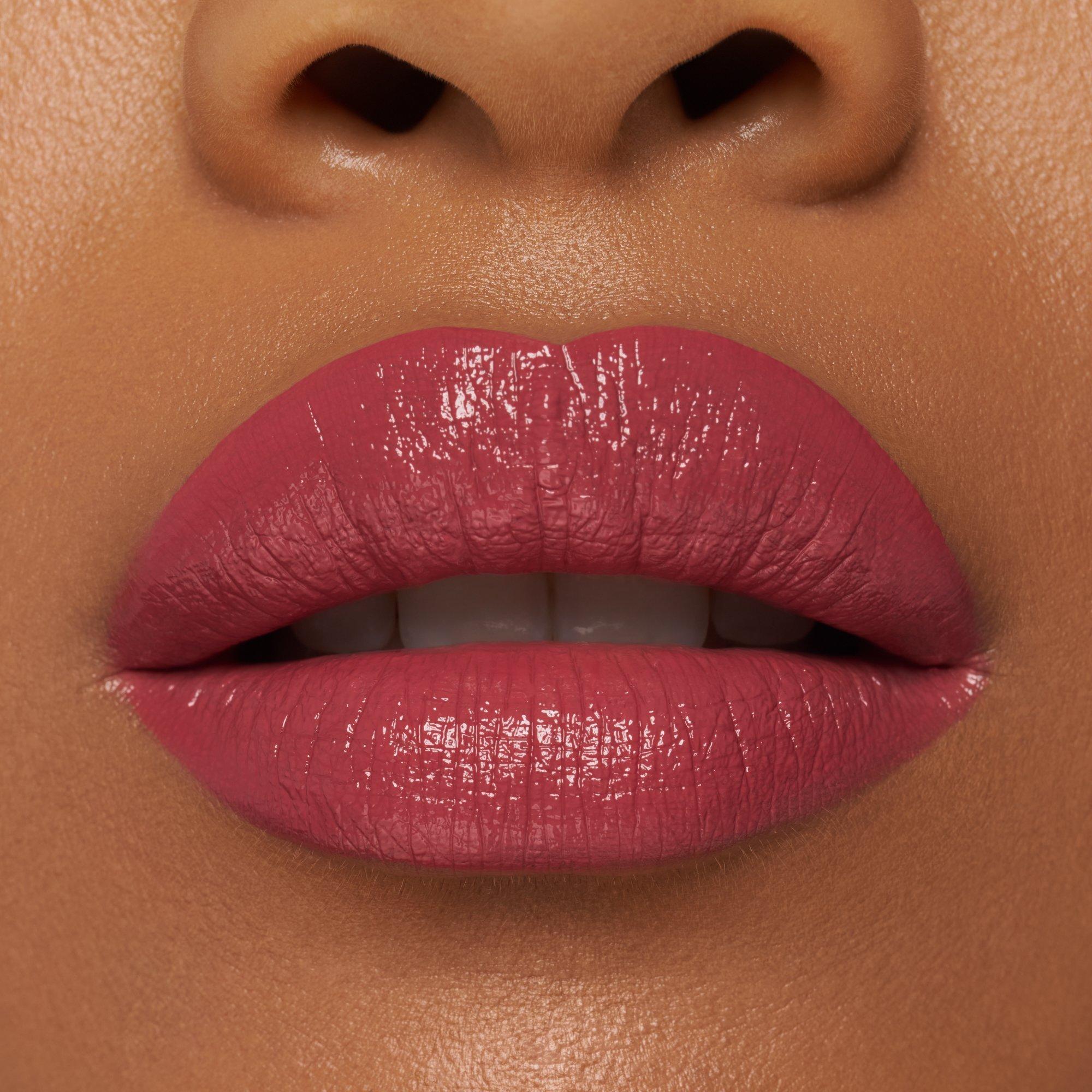 barra de labios satinada GLOW con brillo luminoso