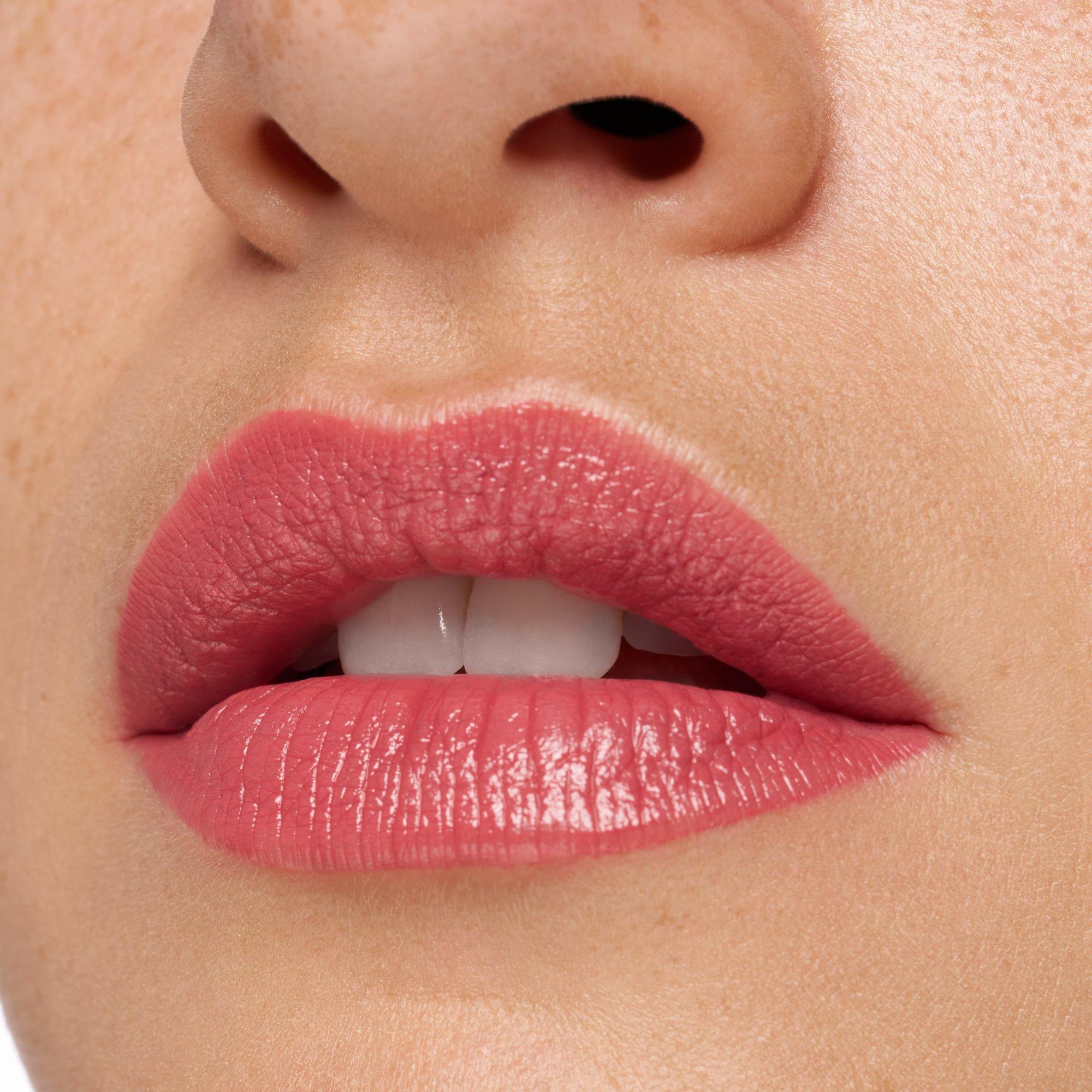 barra de labios satinada GLOW con brillo luminoso