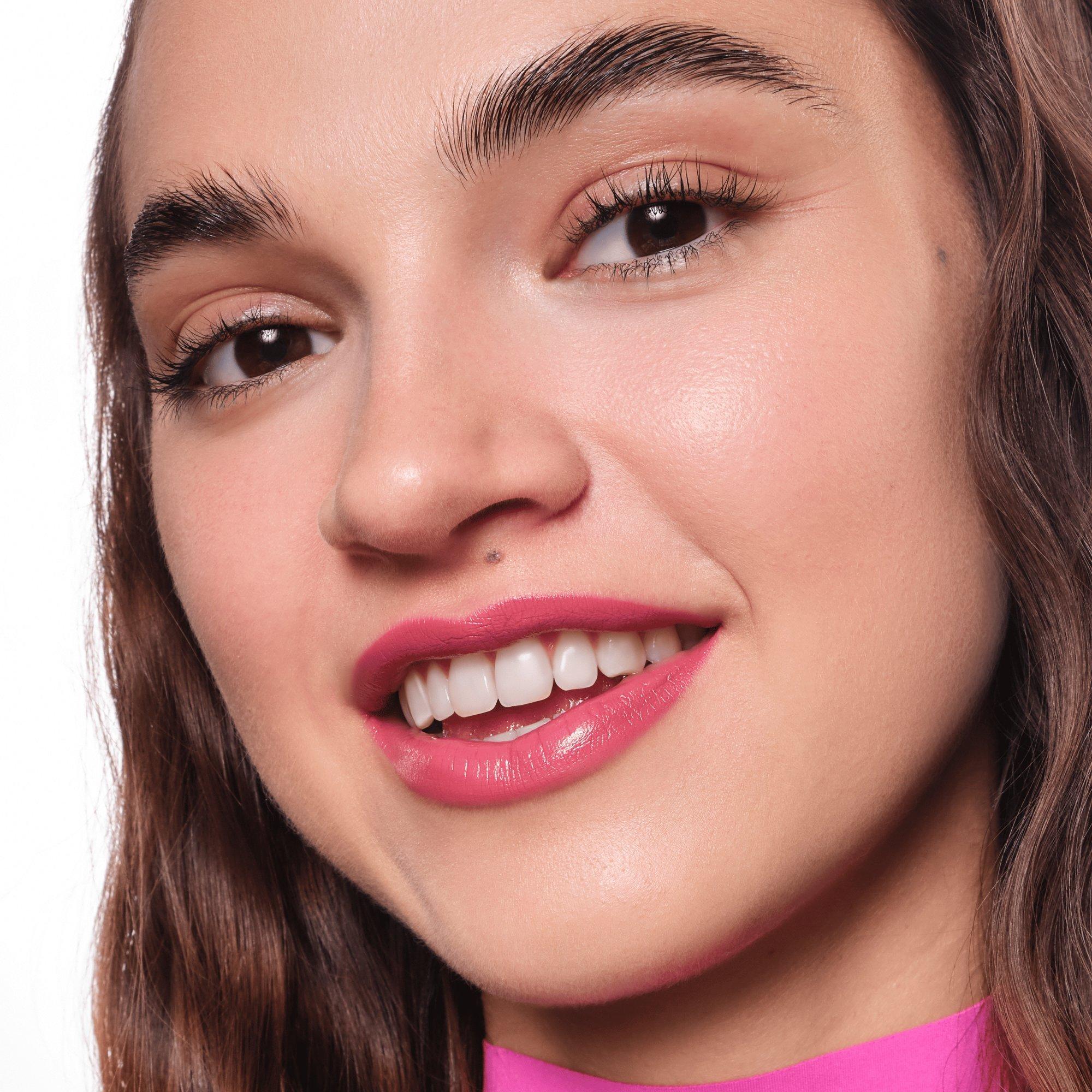 barra de labios satinada GLOW con brillo luminoso