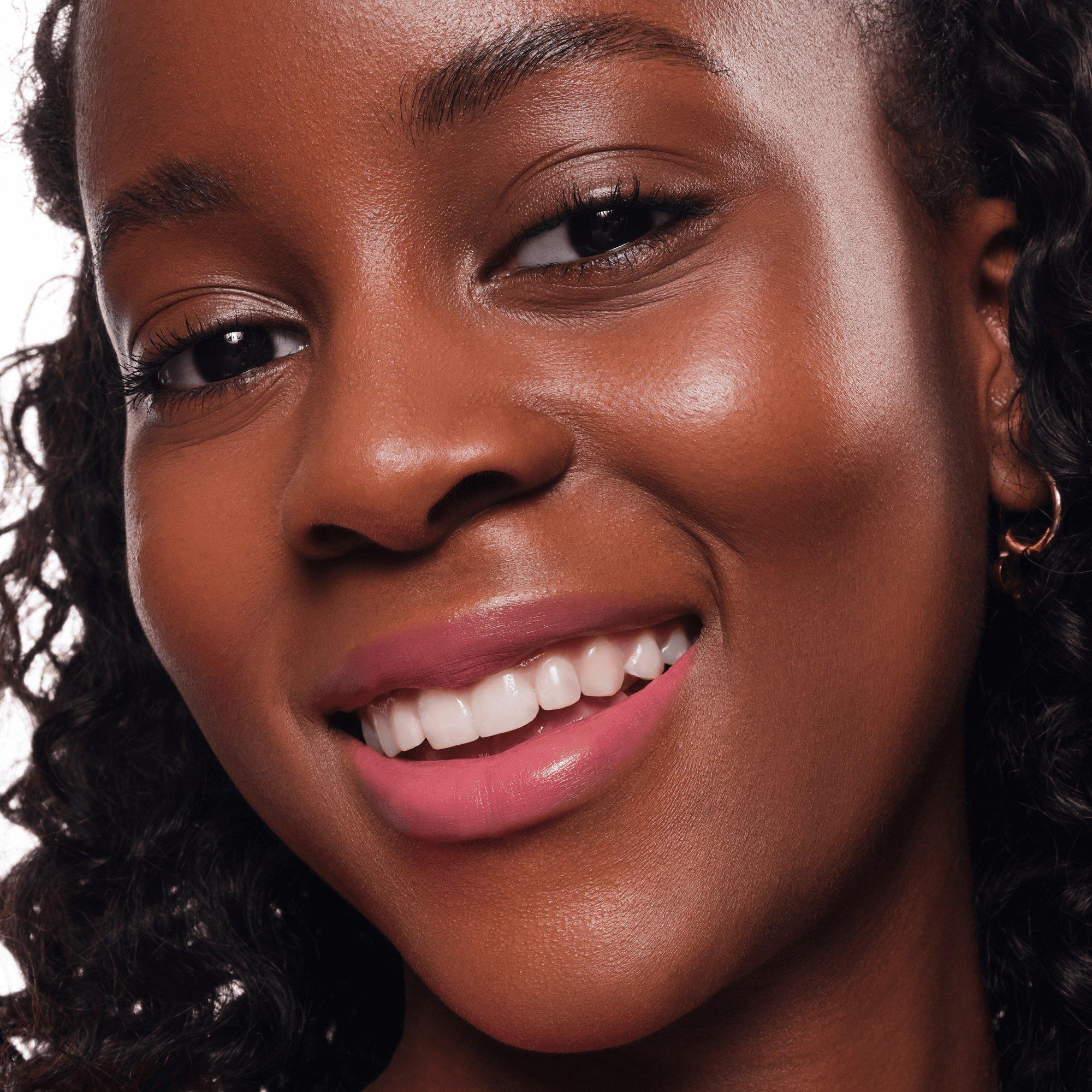 barra de labios satinada GLOW con brillo luminoso