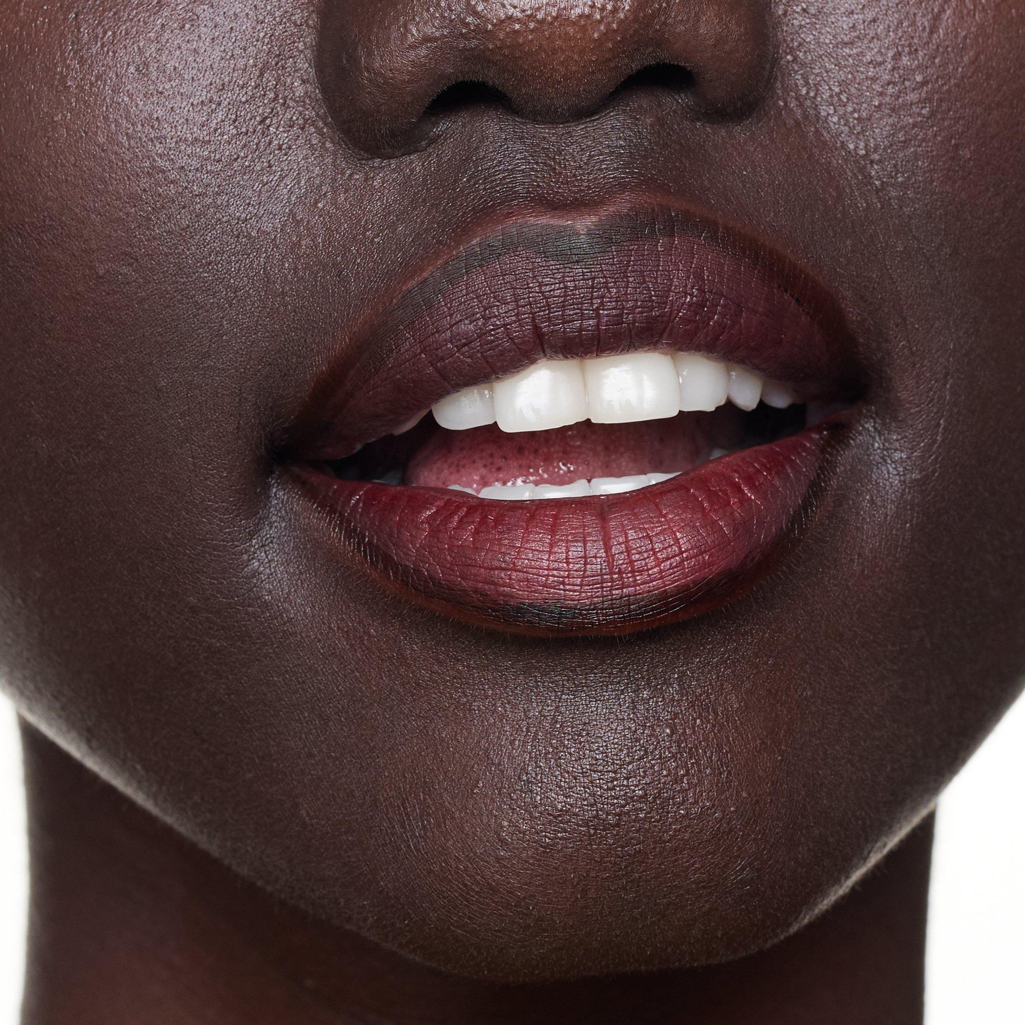peel & TINT! STAINING LIP LINER – Application Makro Dark - Produkt Element 6 von 7