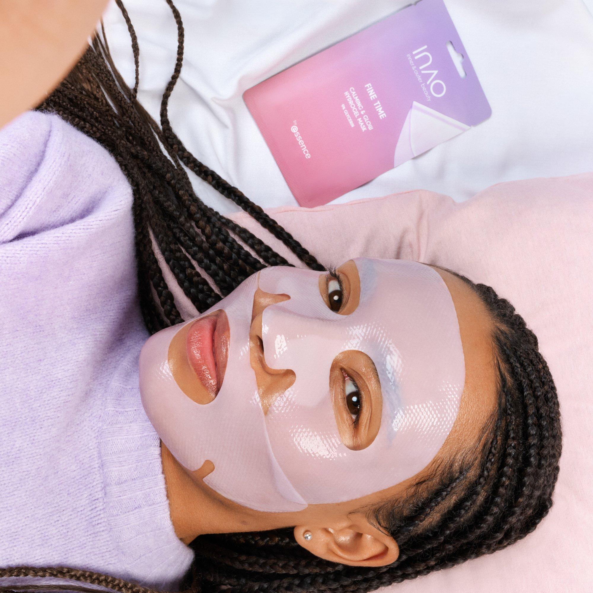 INAO Fine Time Calming & Glow Hydrogel Mask by essence – Application Full Face Dark - Produkt Element 3 von 5