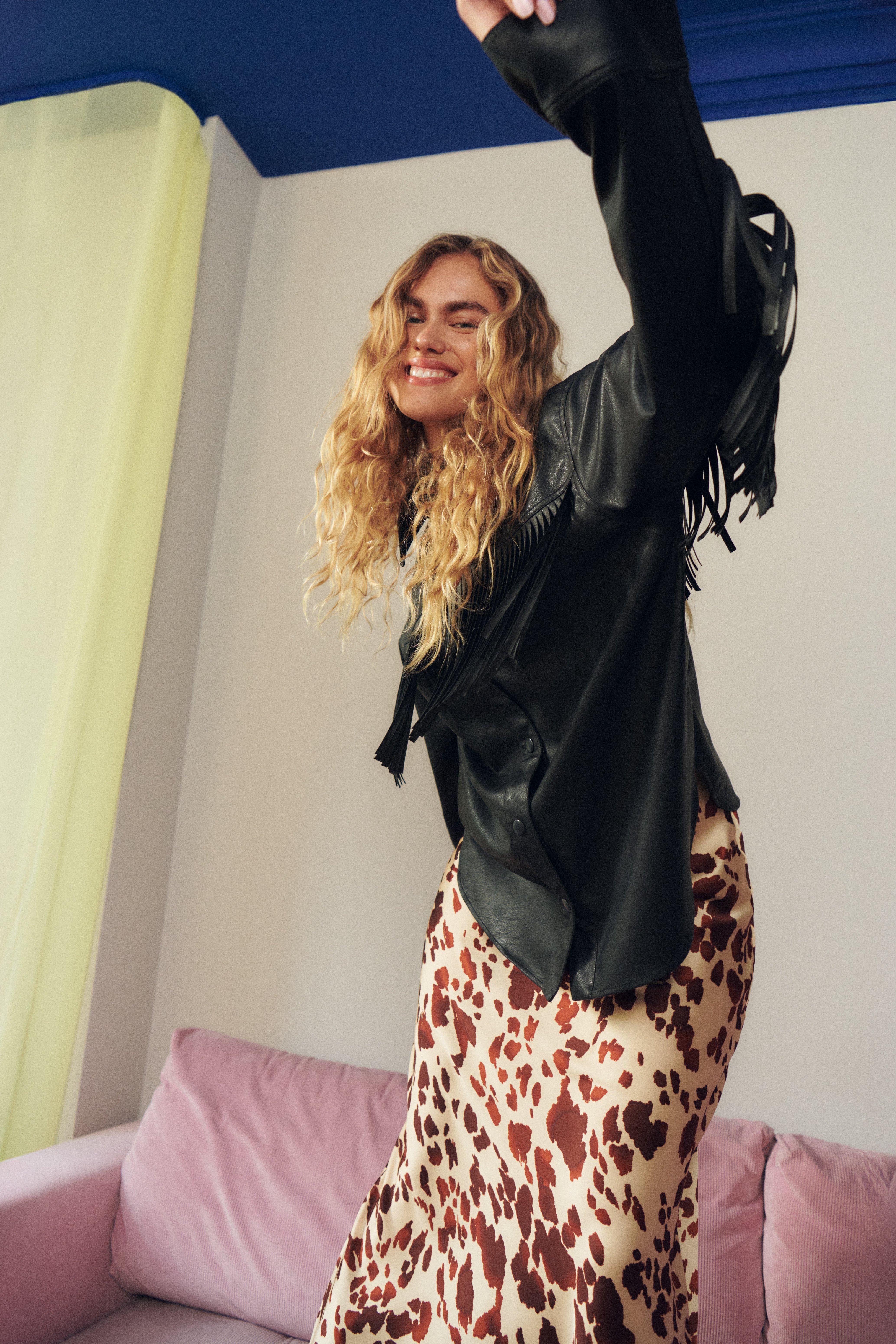 Kvinna i overshirt i läderimitation