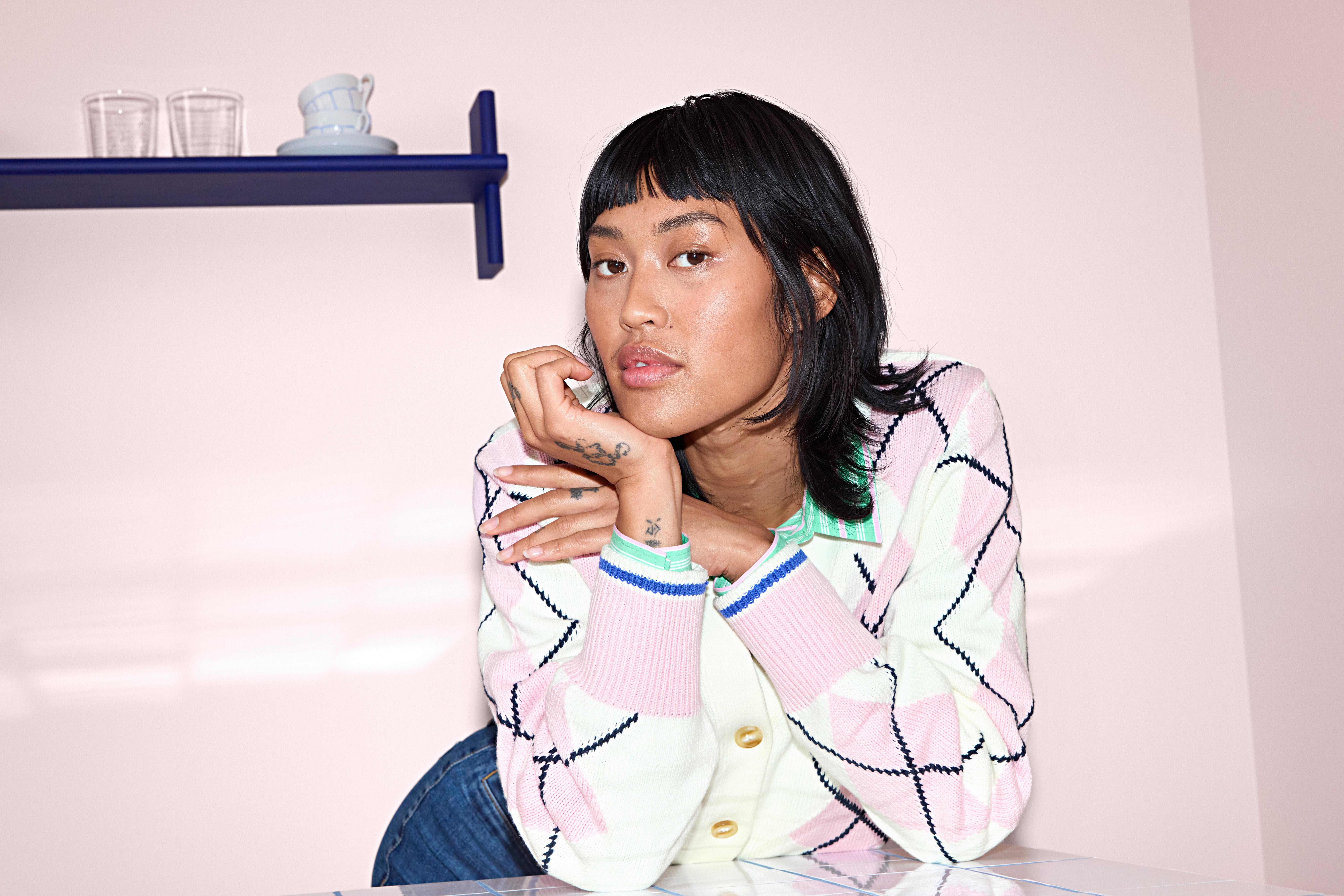 Žena v argyle svetru