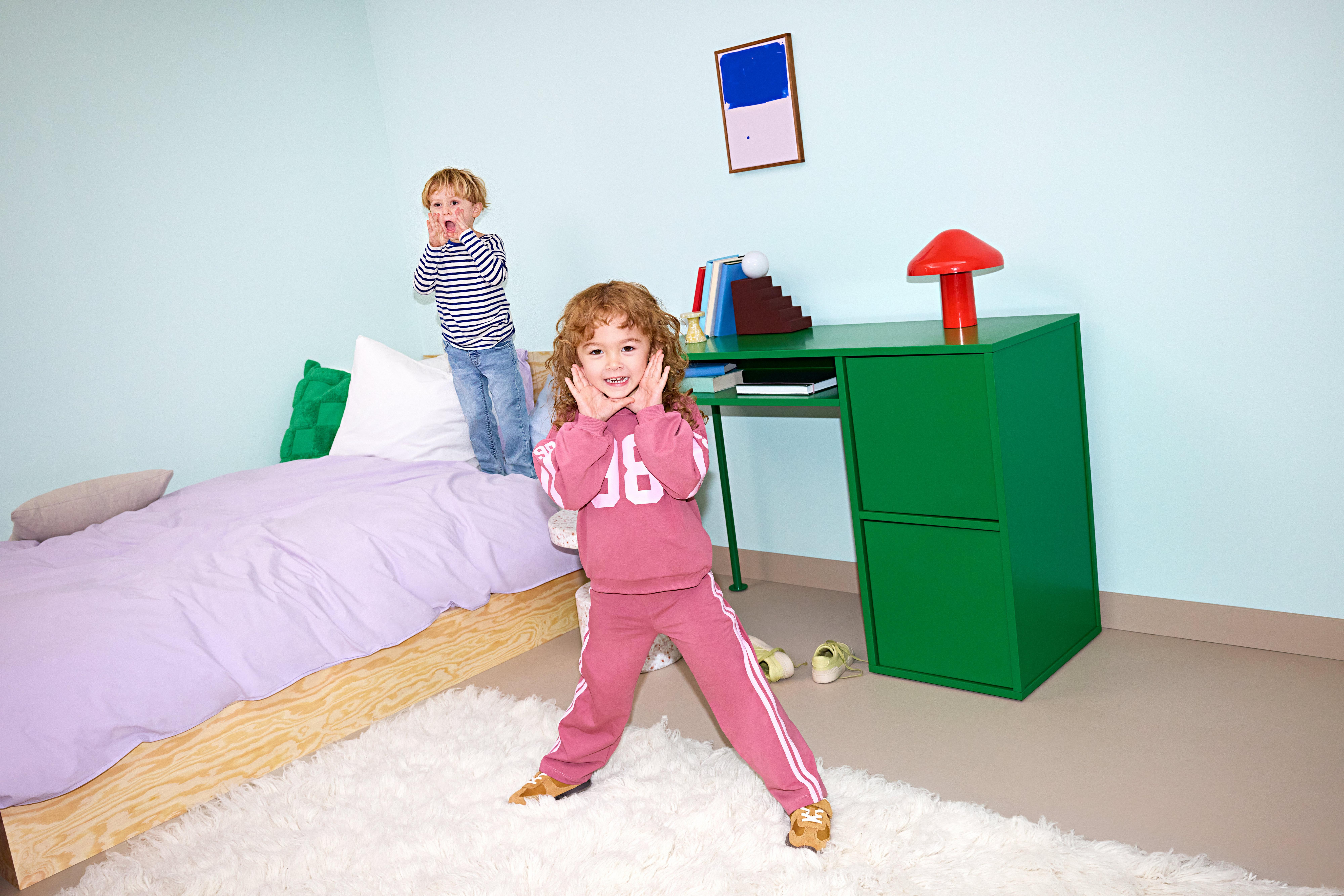 Dve deti v oblečení Lindex sa smejú