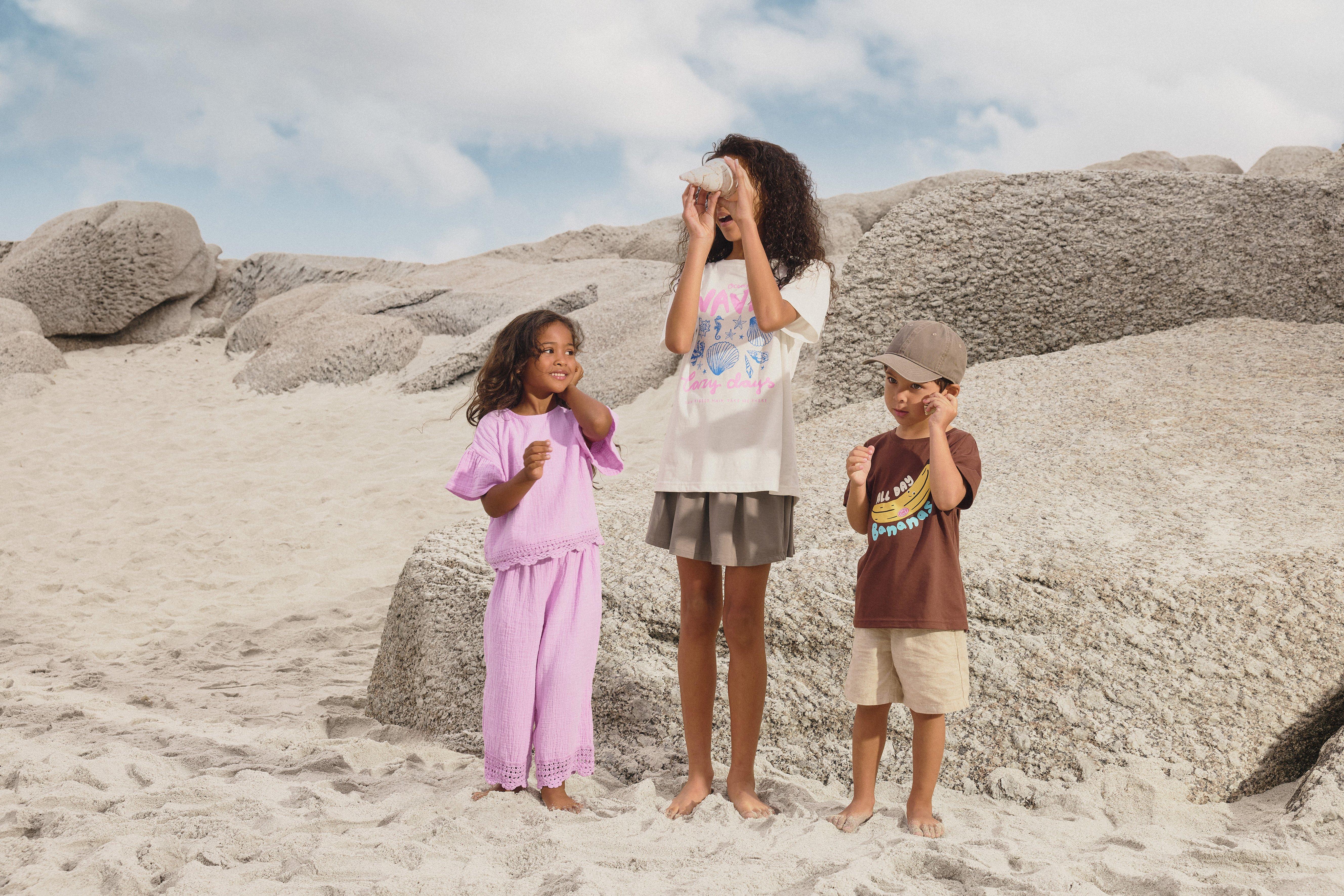Barn i sommarkläder 