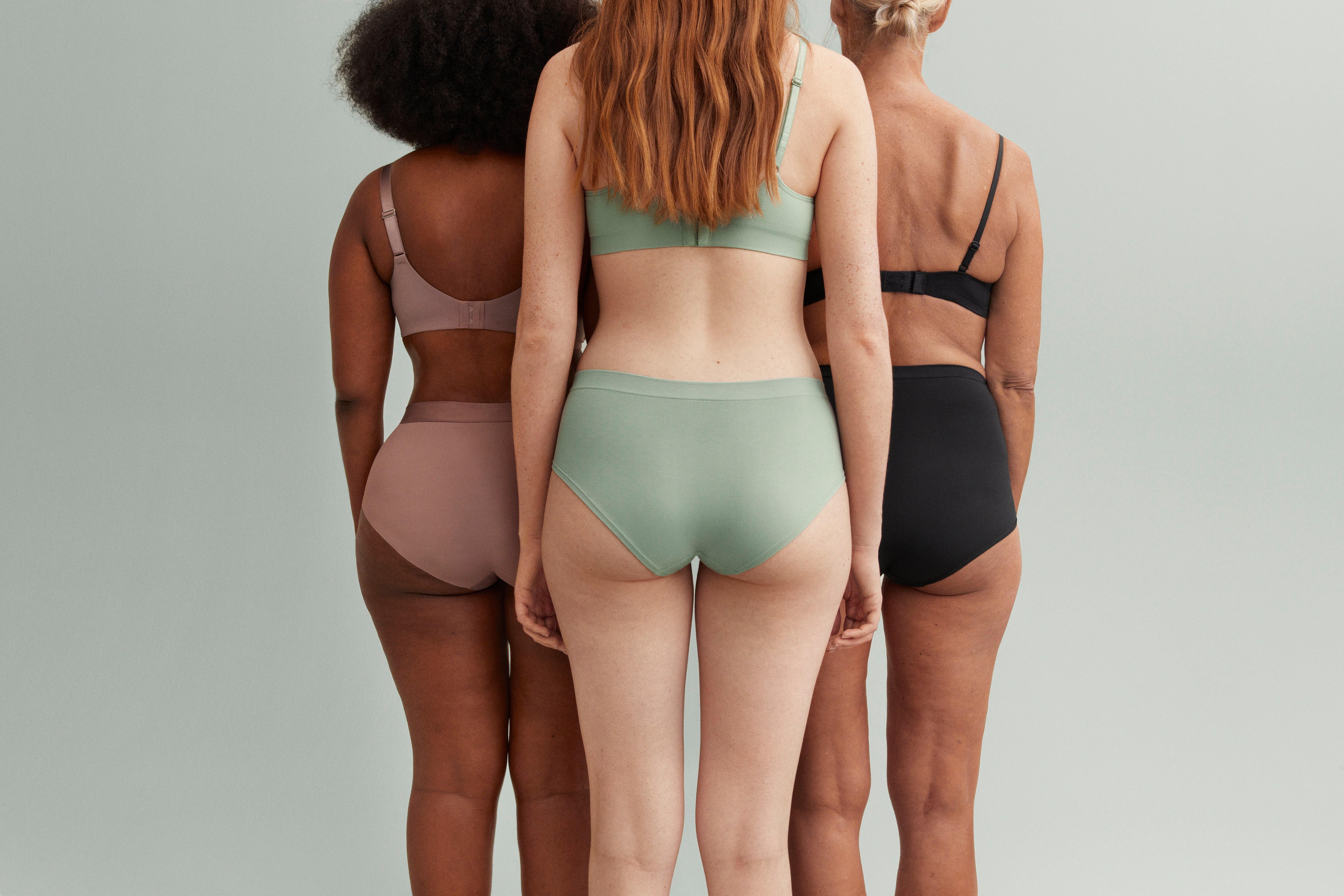 Tre kvinnor klädda i underkläder från Lindex.