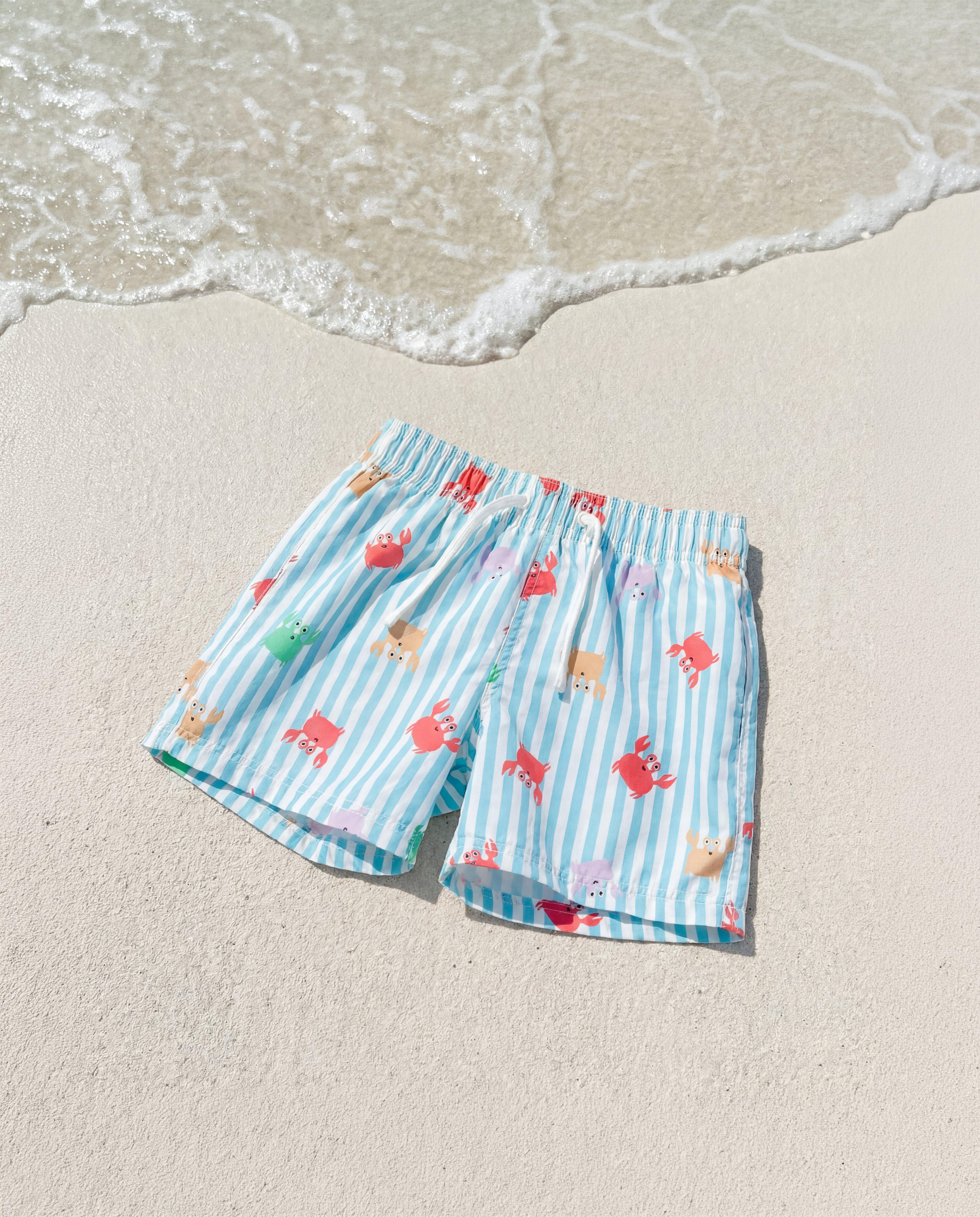 Närbild av en svart strandklänning.