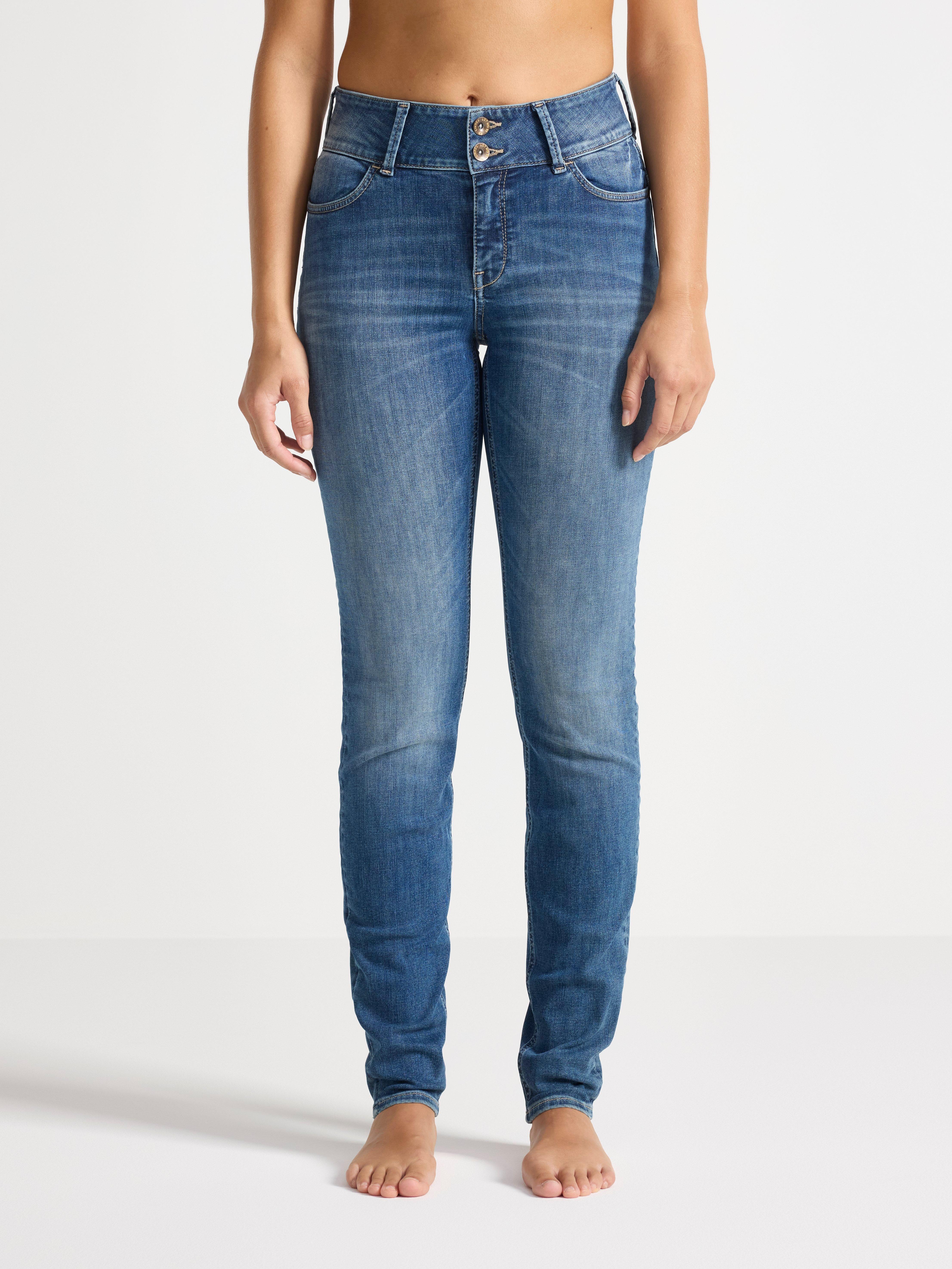 A woman in a pair of Lilly jeans.