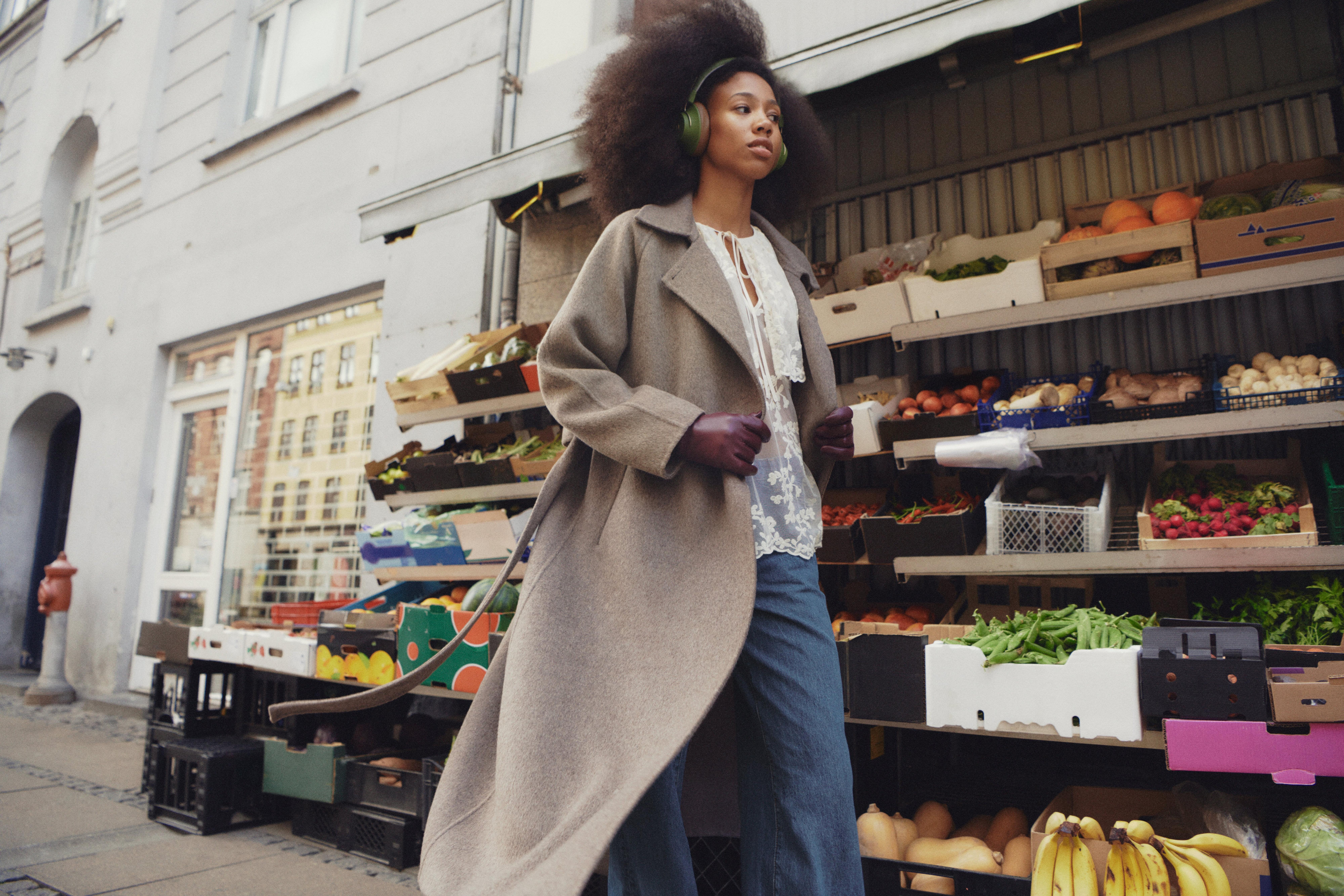 Žena v šedém kabátě