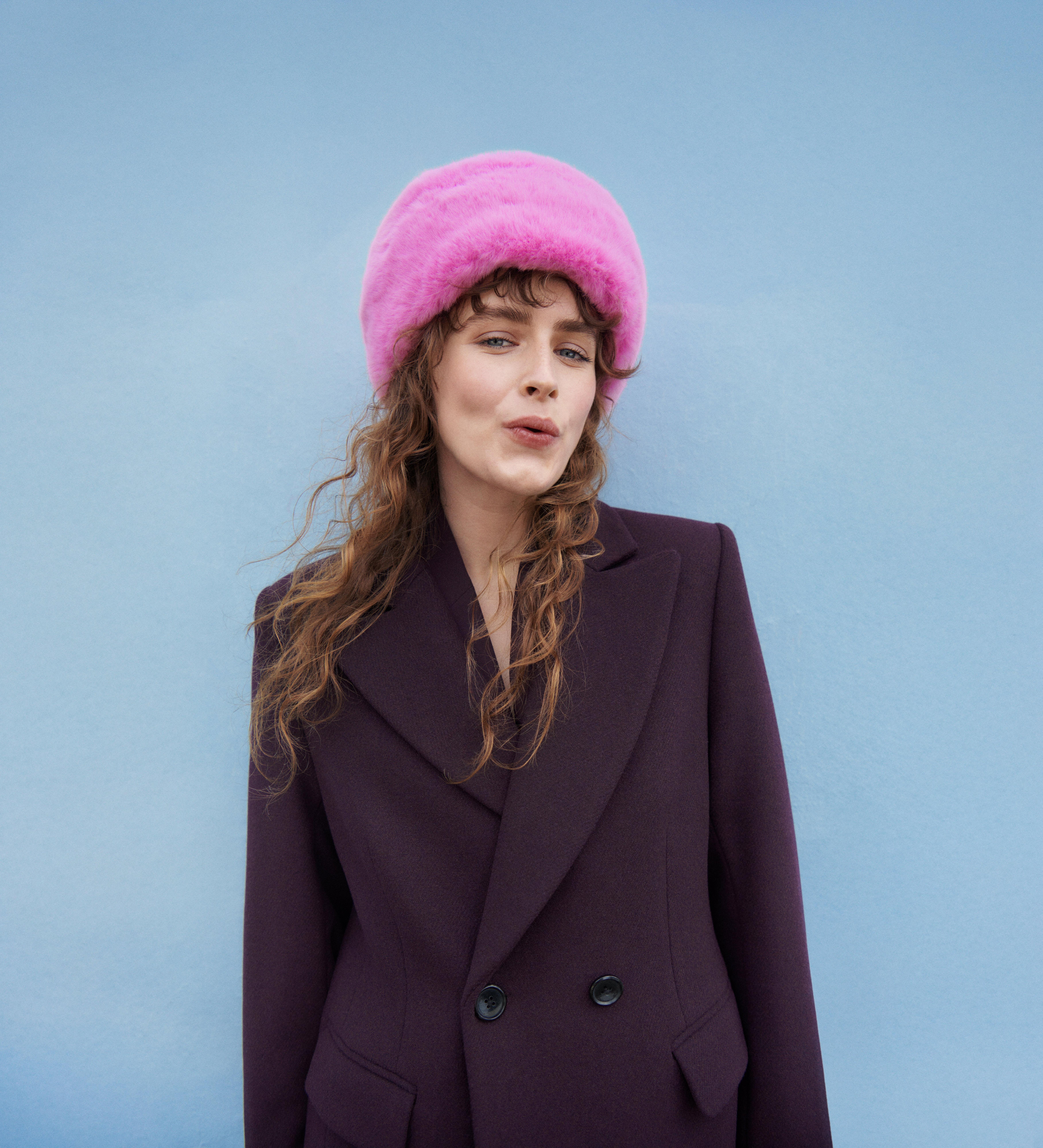 Žena v lila blejzri