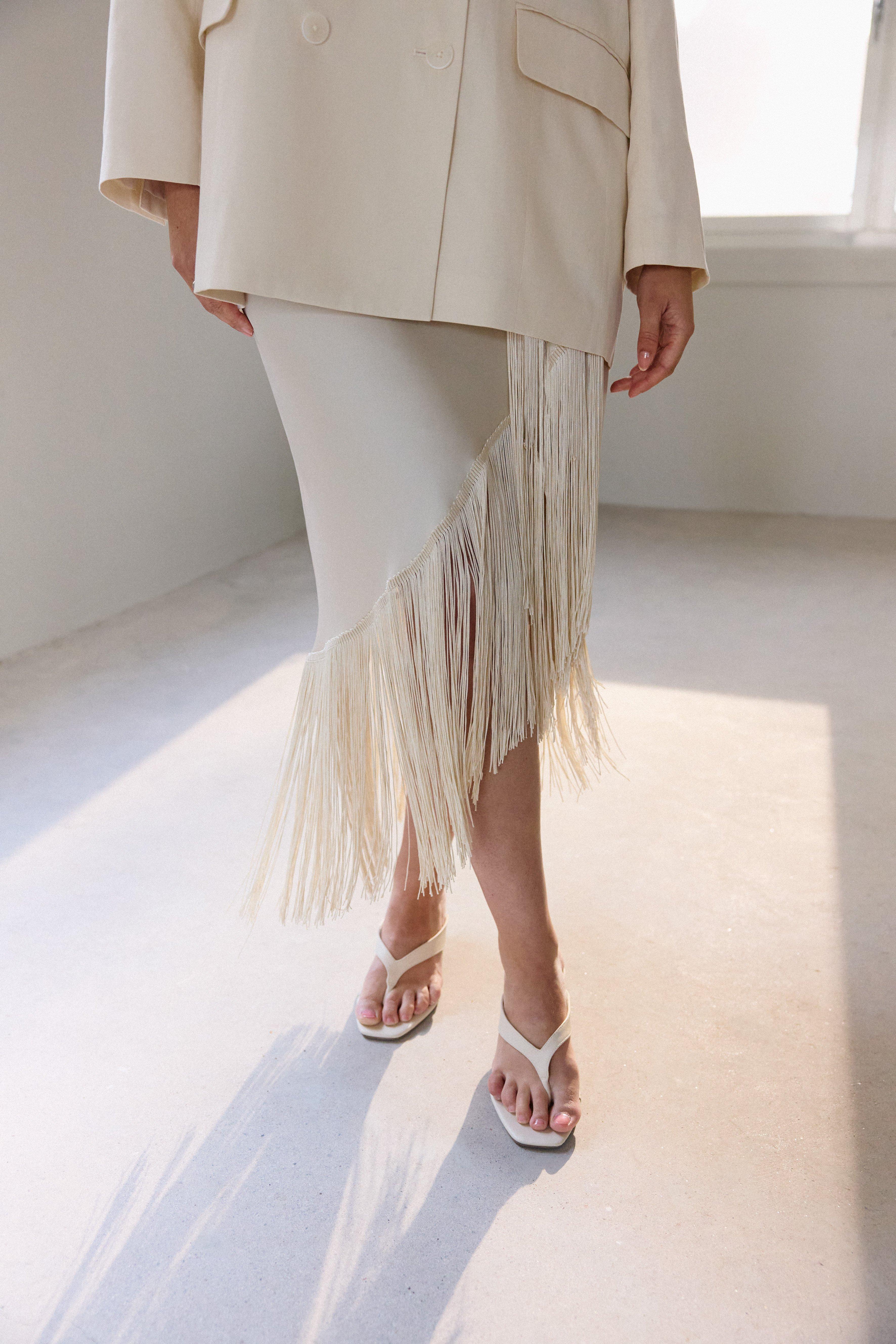 Žena ve společenském oblečení