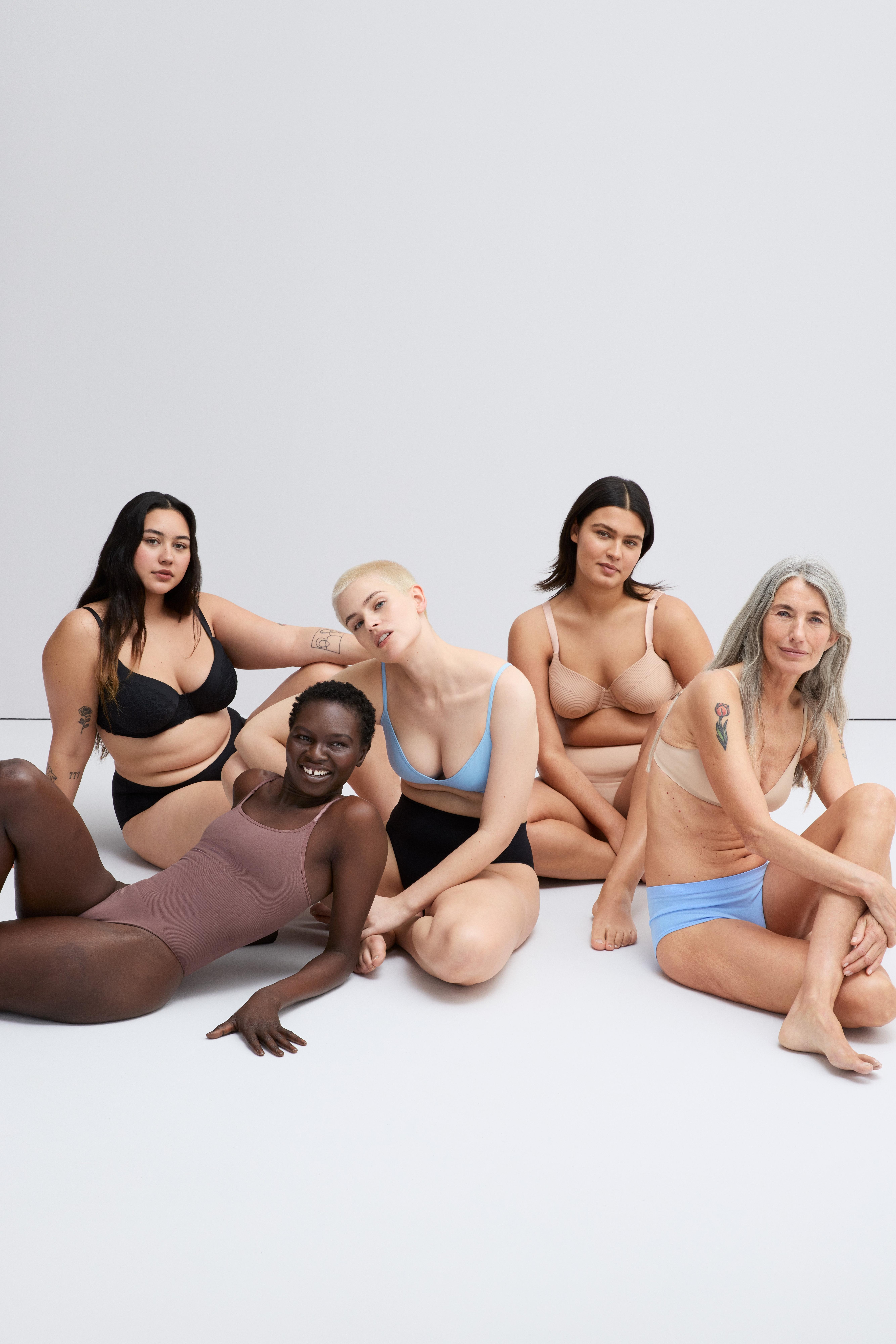 Skupinová fotografie několika žen oblečených do různých typů spodního prádla od společnosti Lindex.