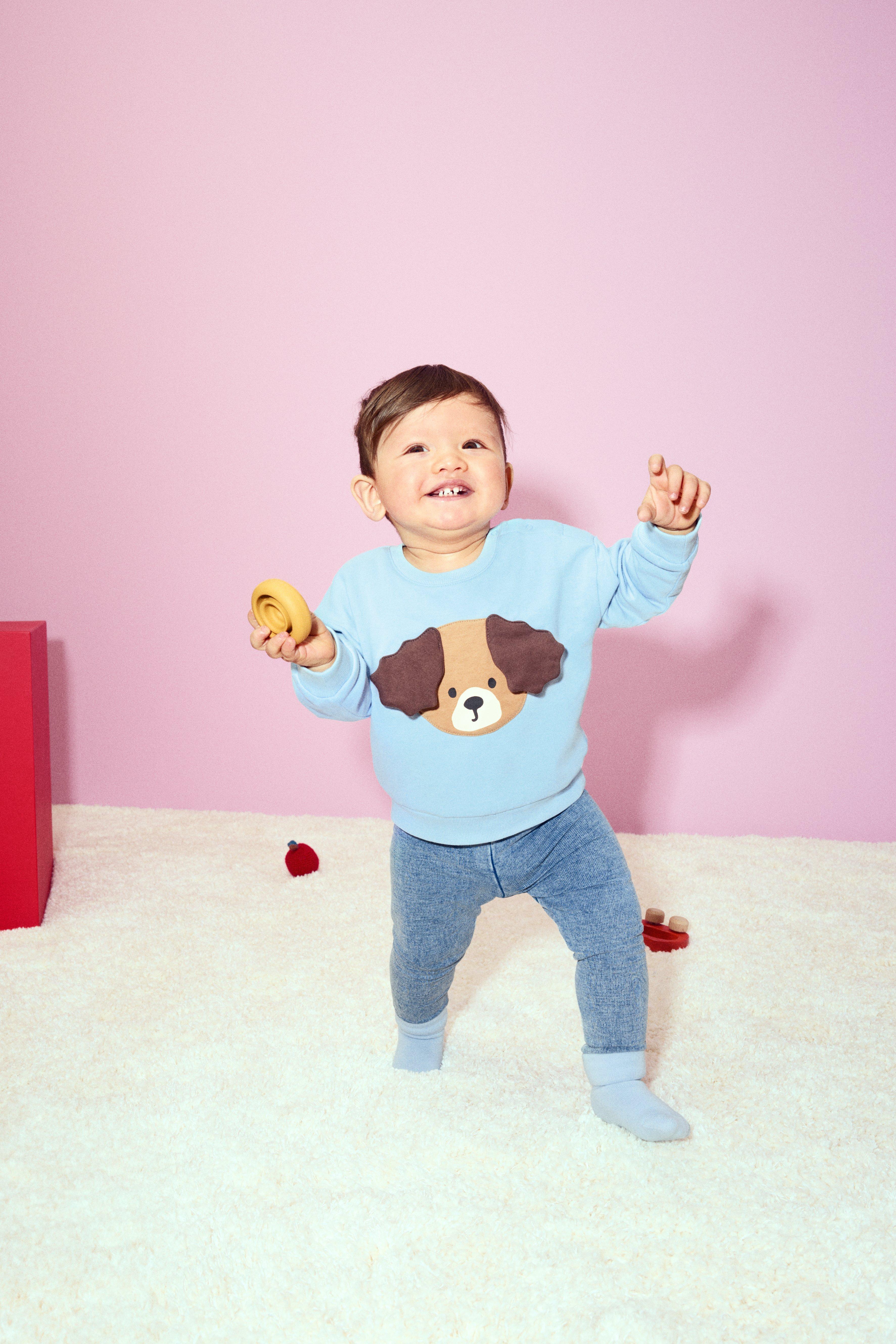 Poika sinisessä collegepaidassa