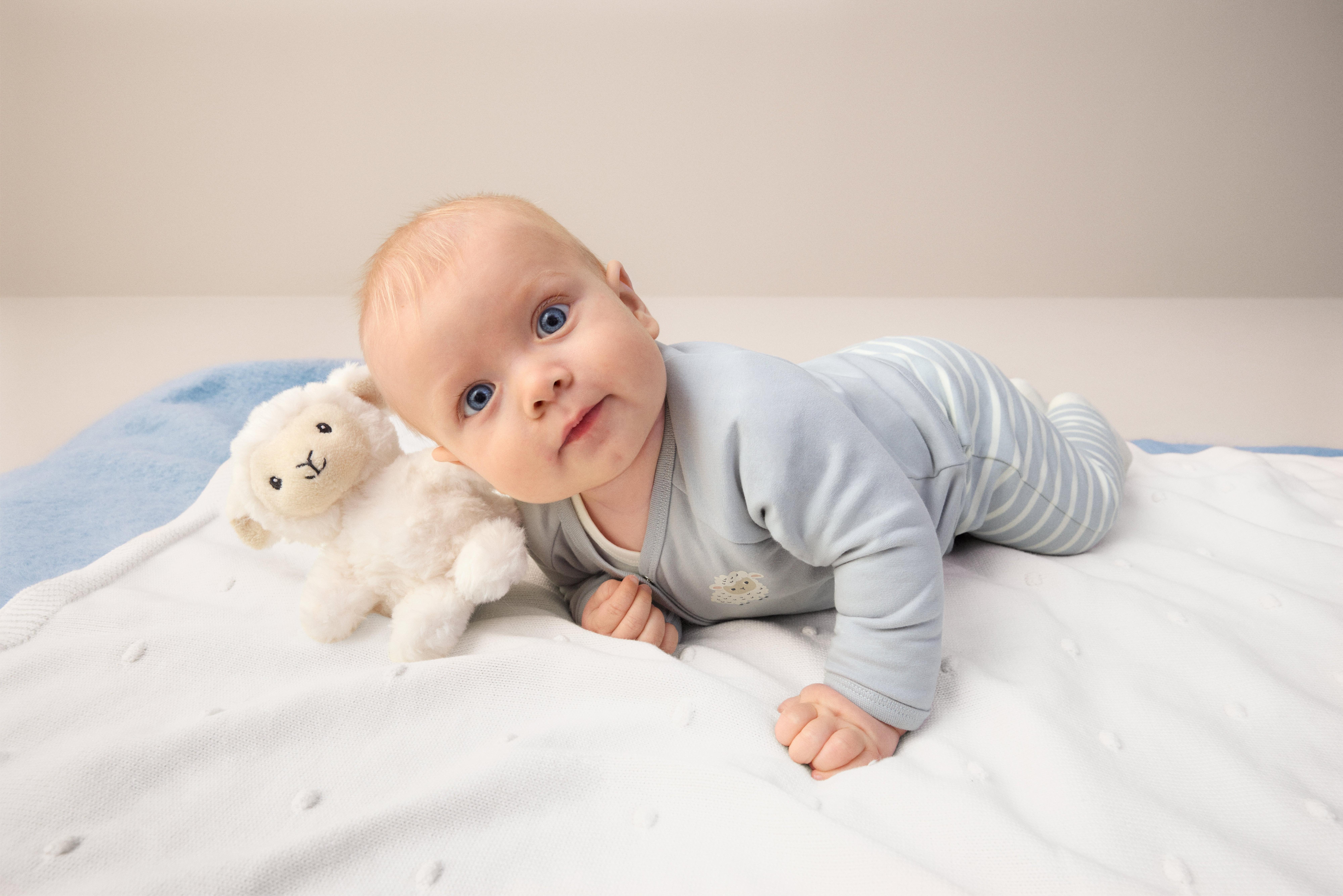 Detailný záber na bábätko oblečené v štartovacom sete pre bábätká.