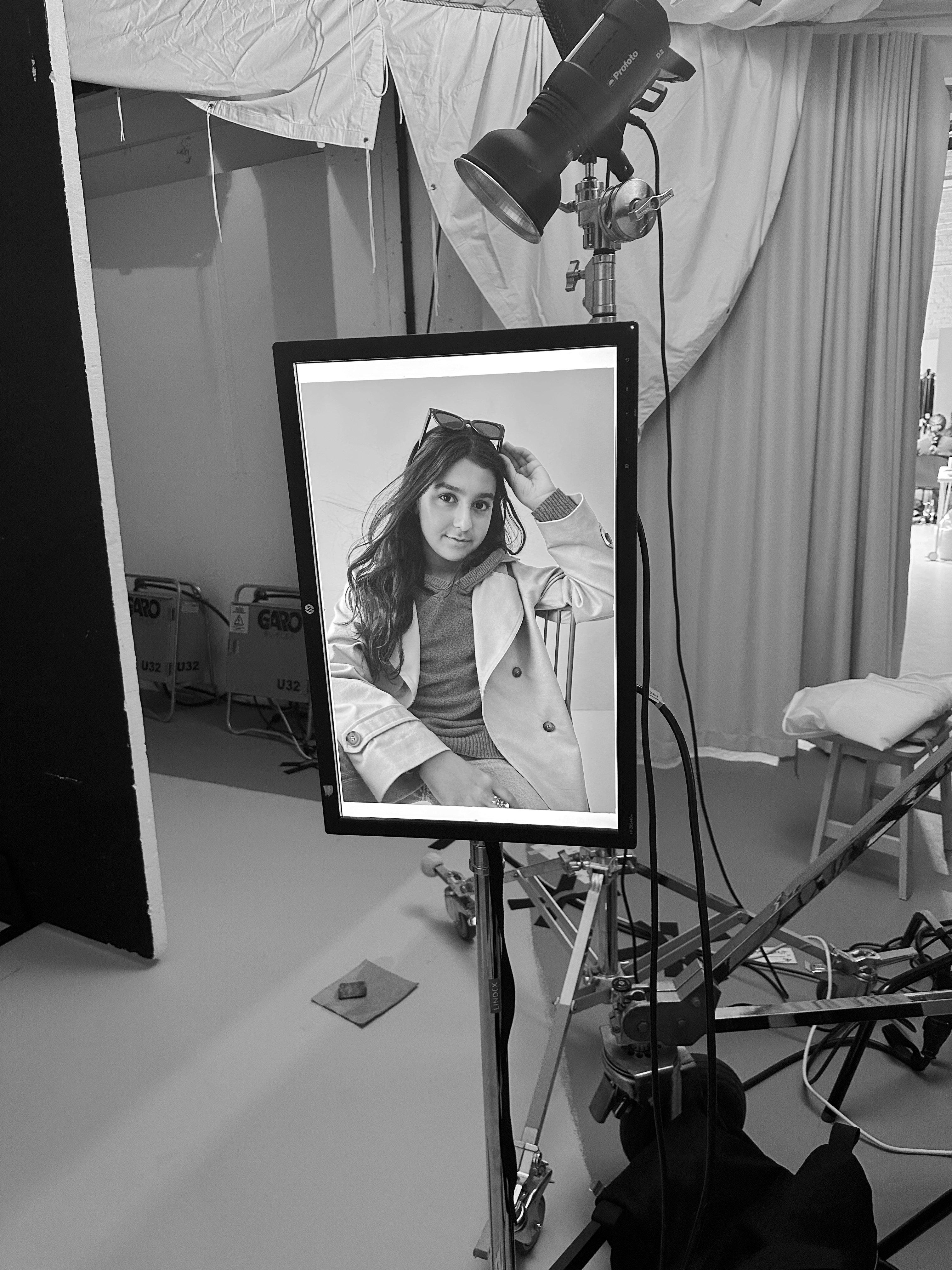 Bild från bakom kulisserna från fotograferingen med Malcolm på en skärm med ett photo på Malcom.