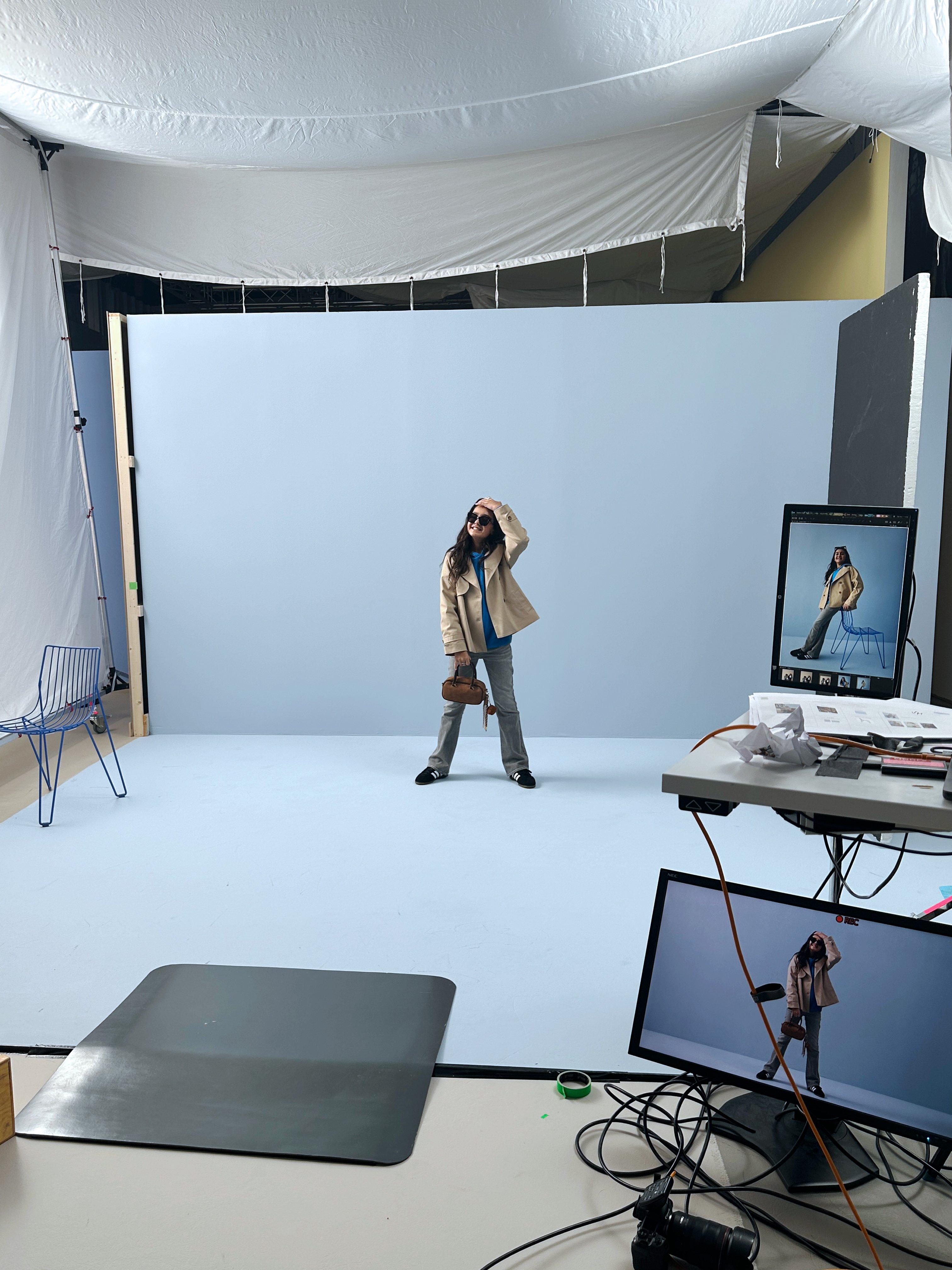 Bild från bakom kulisserna från fotograferingen med Malcolm.Bilden visa studion där Malcom står framför kameran.