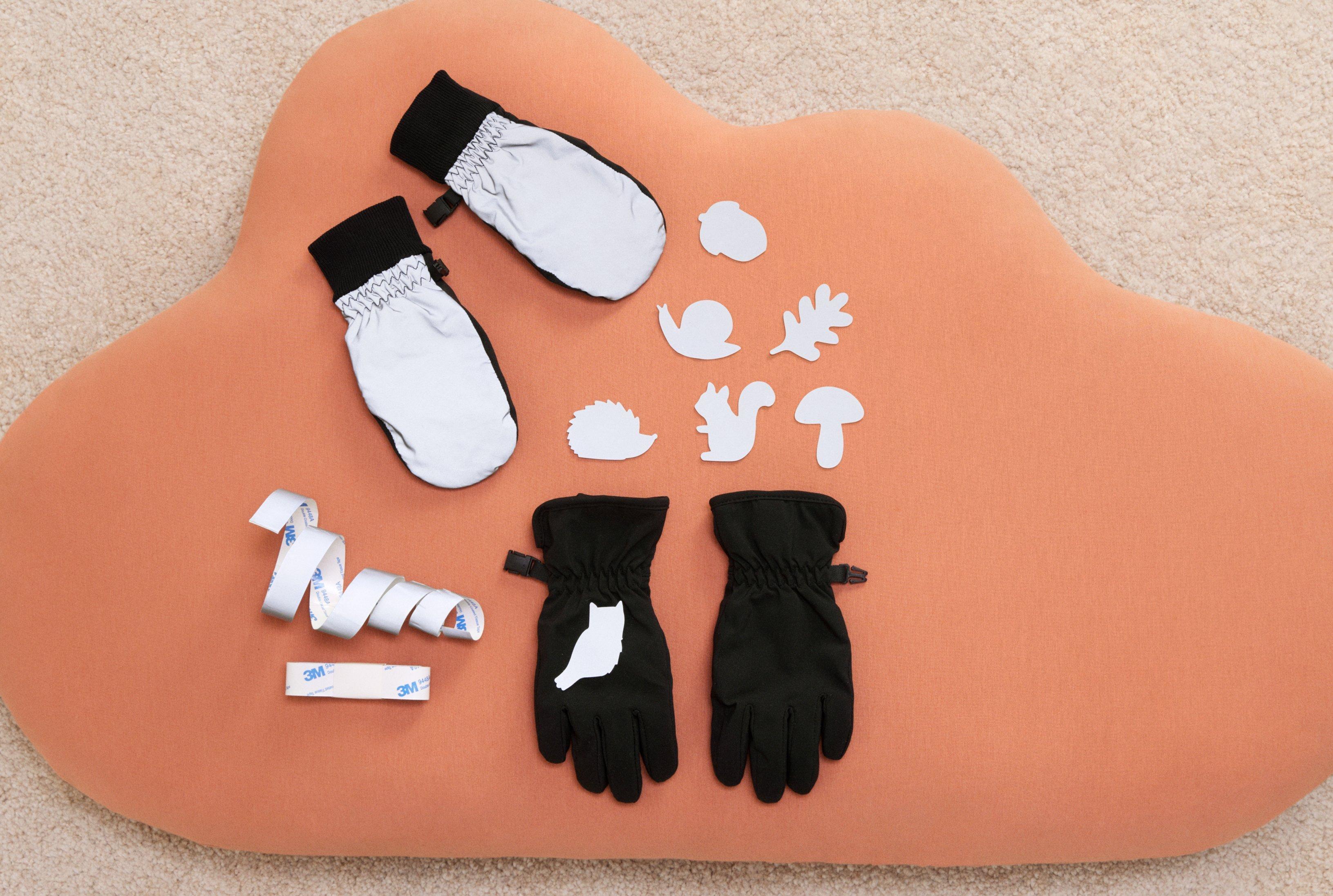 Ulike reflekterende gjenstander, inkludert hansker og klistremerker til klær.