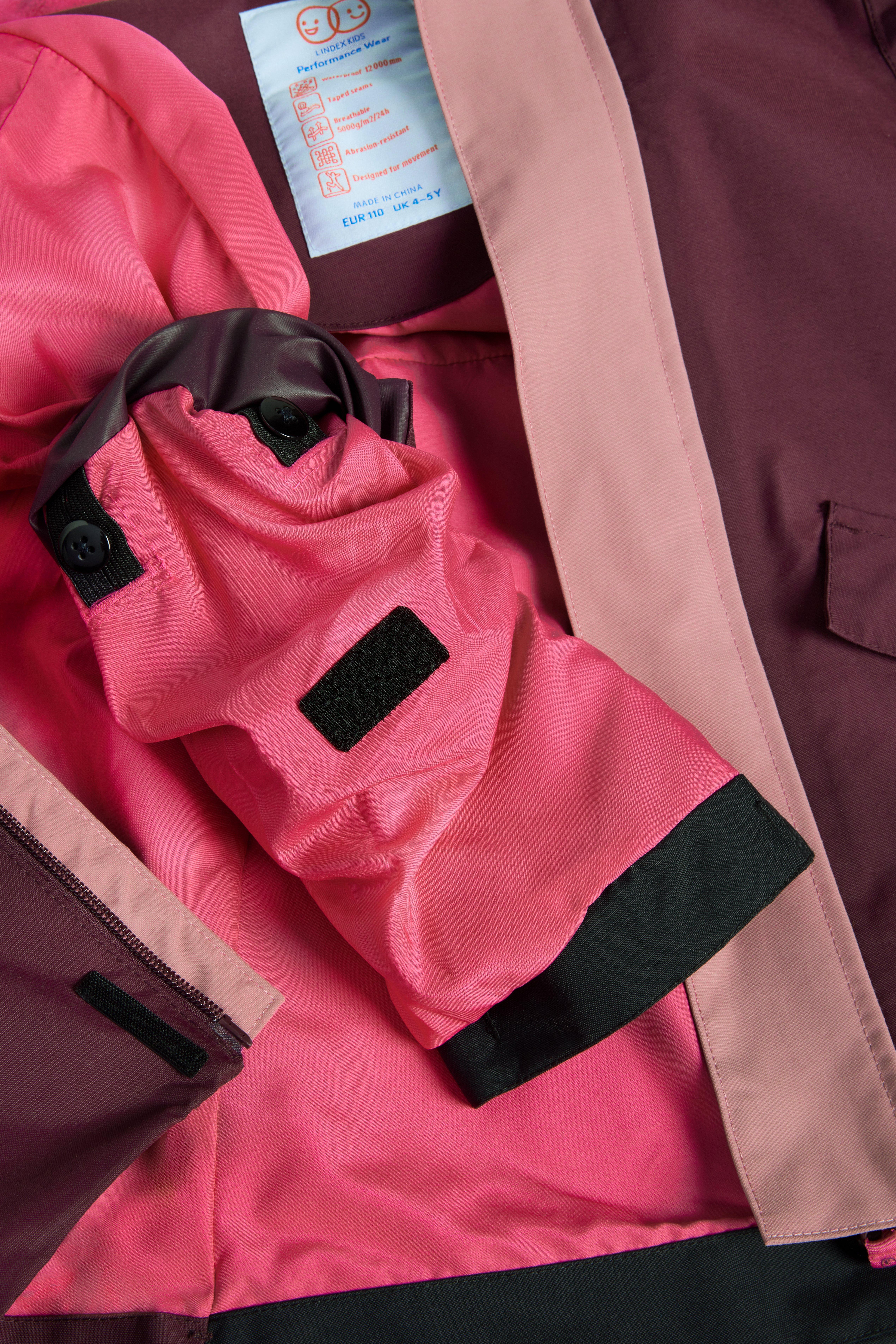 En bild på var du justerar längden på ärmar & ben på skaljackan- och skalbyxan