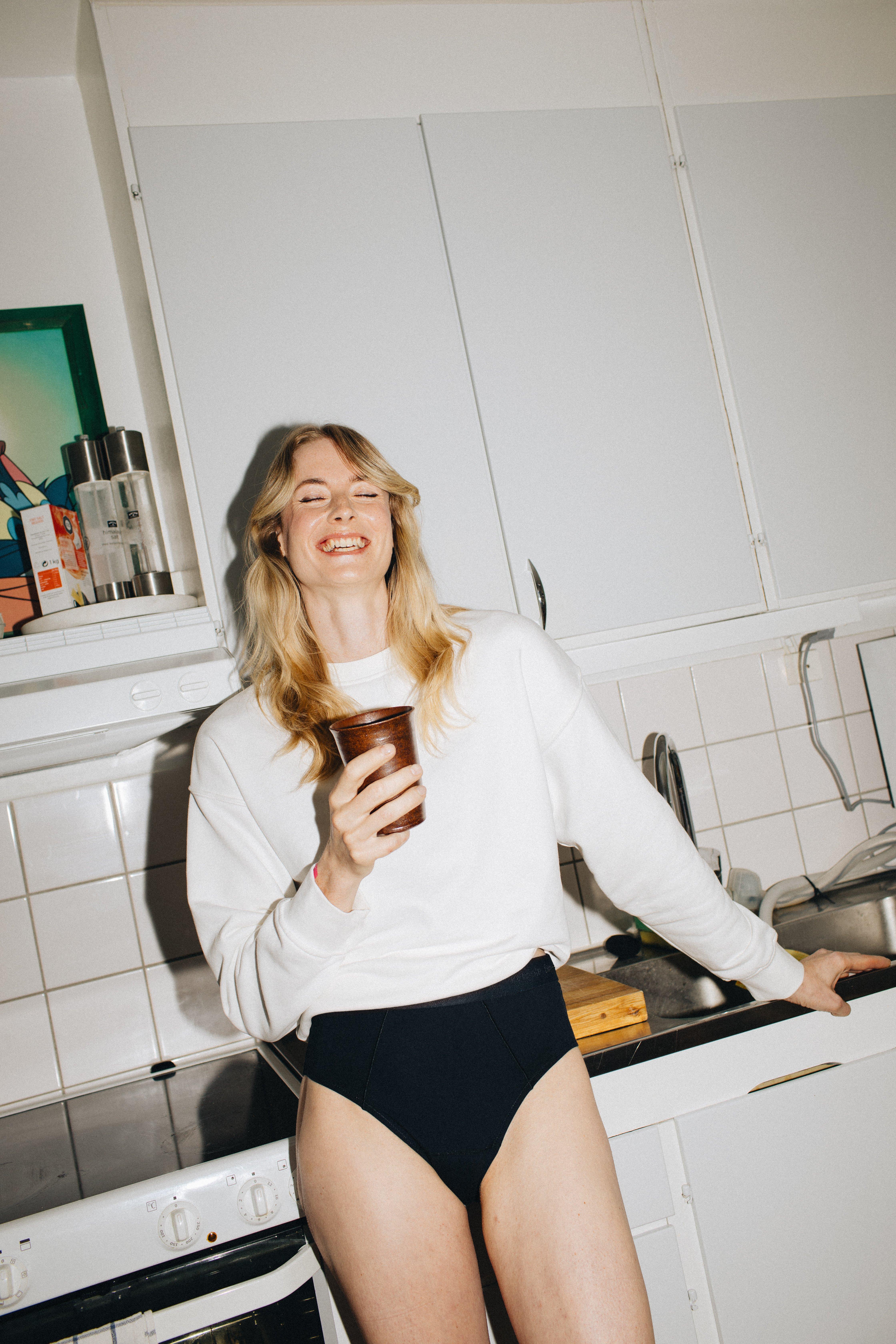 Žena v černých menstruačních kalhotkách.