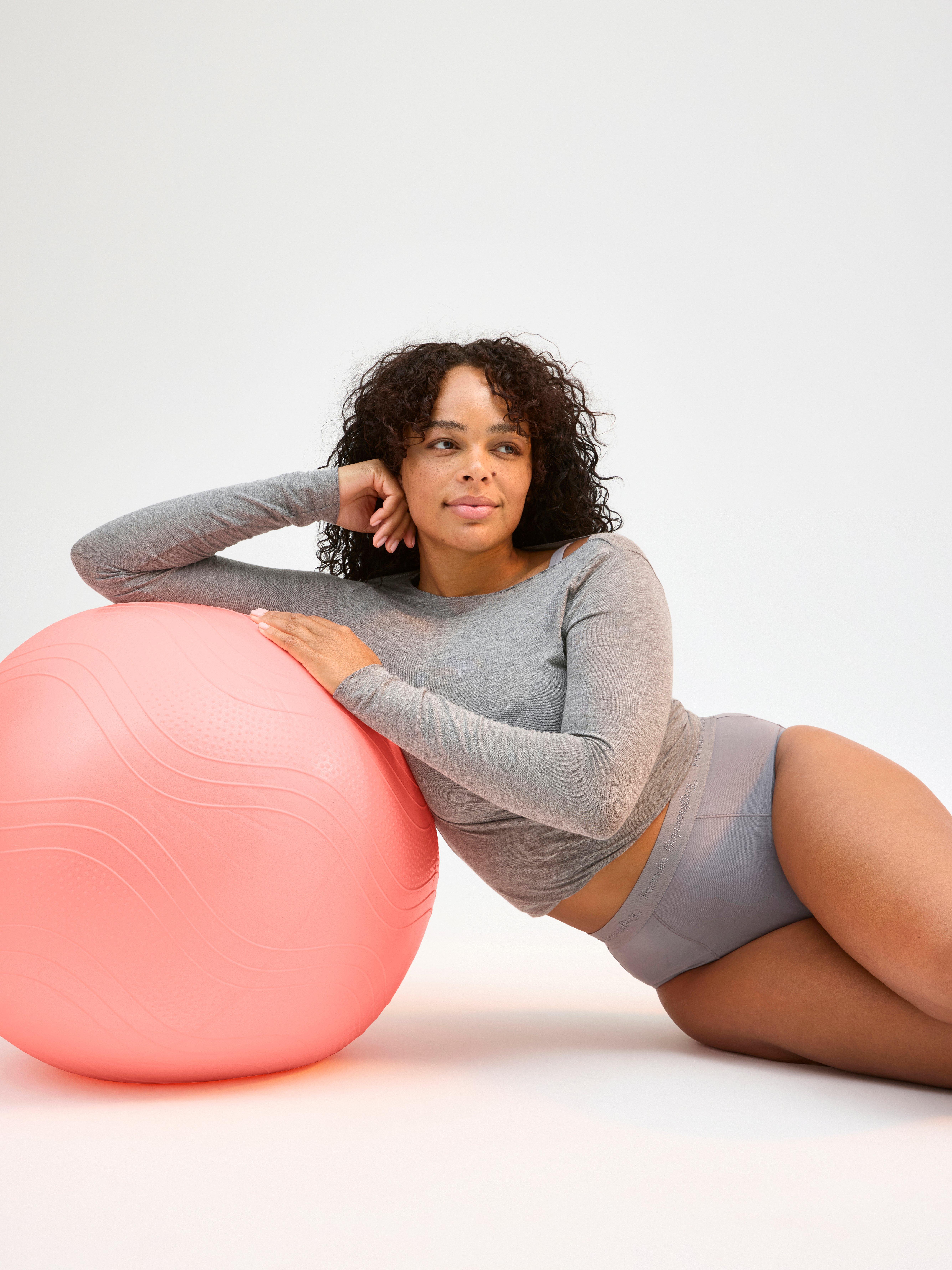 En kvinne som har på seg undertøy fra Female Engineering.