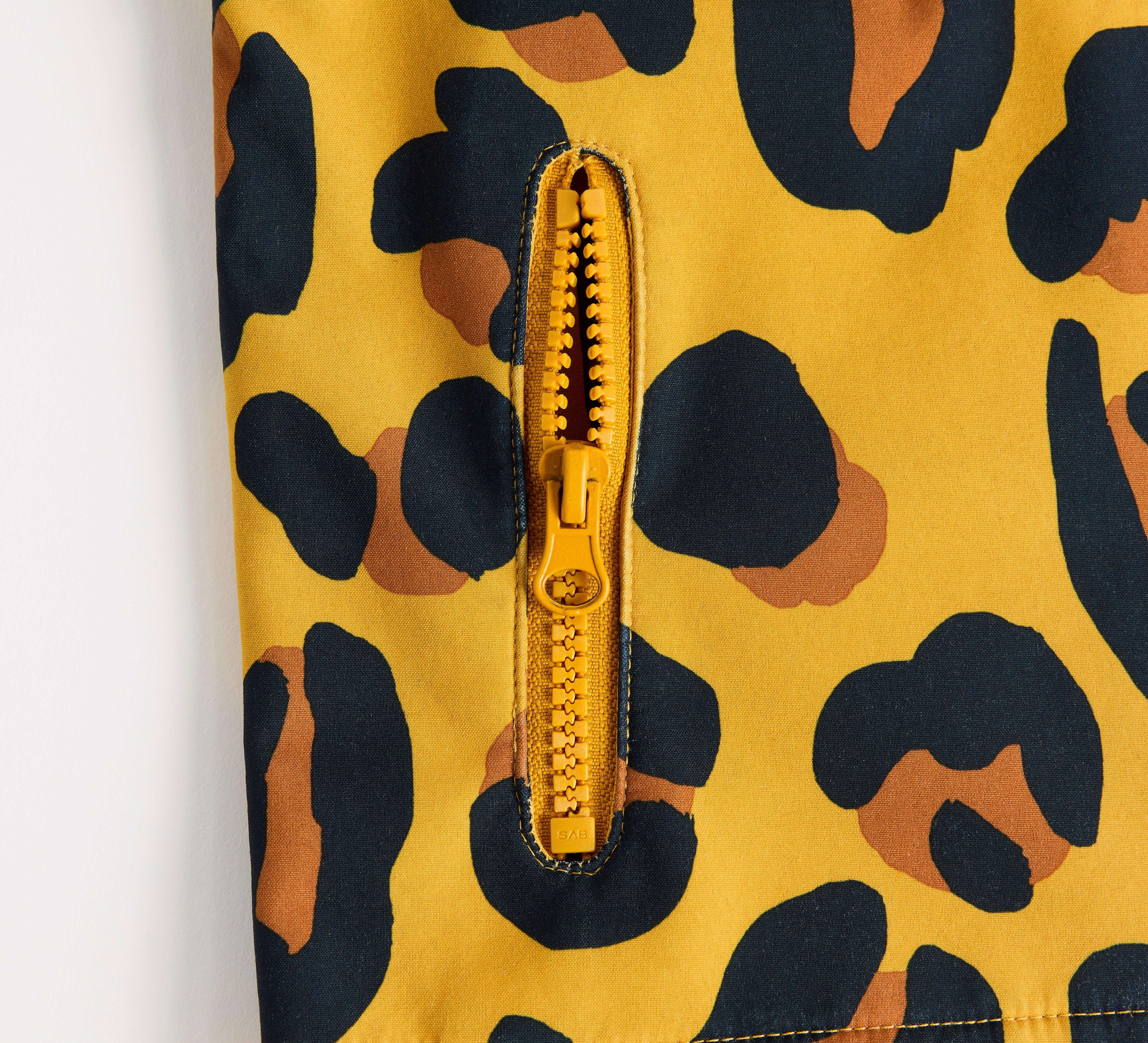 Kontrollera de reflekterande detaljerna så att de sitter fast på kläderna och är oskadade.