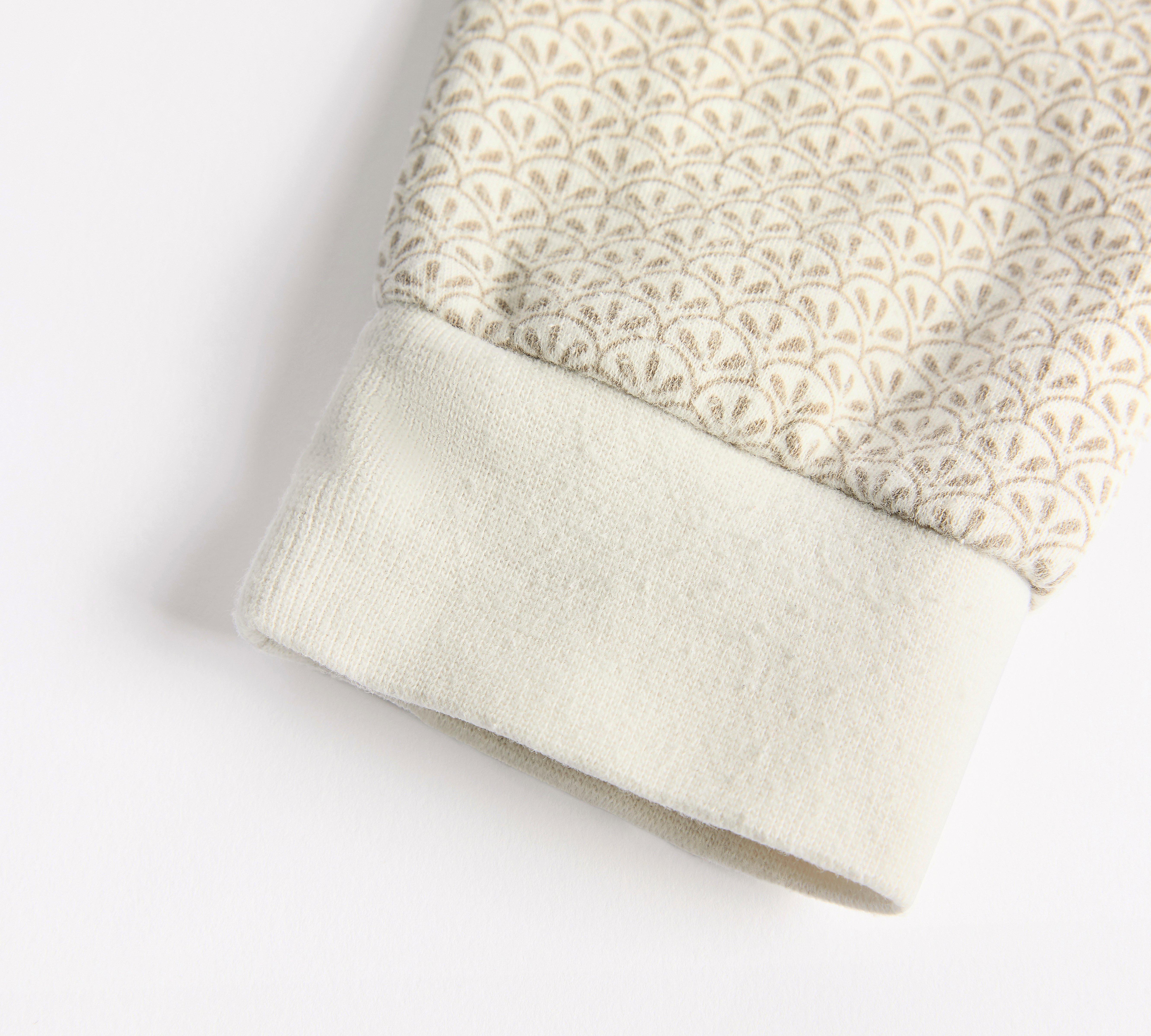 Ett plagg som har en noppig ärmslut.