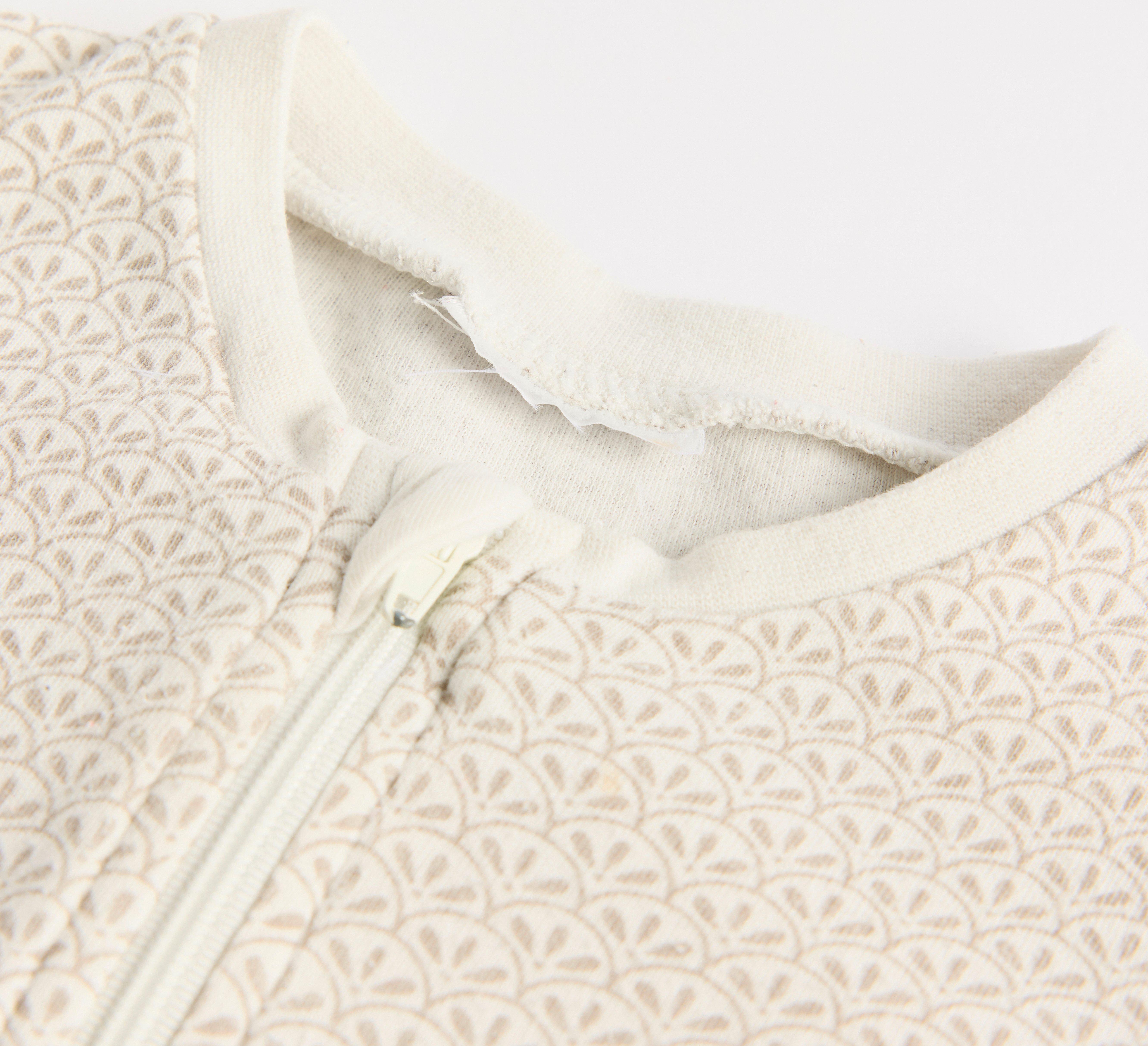 Ett vitt plagg som saknar storleksetikett.