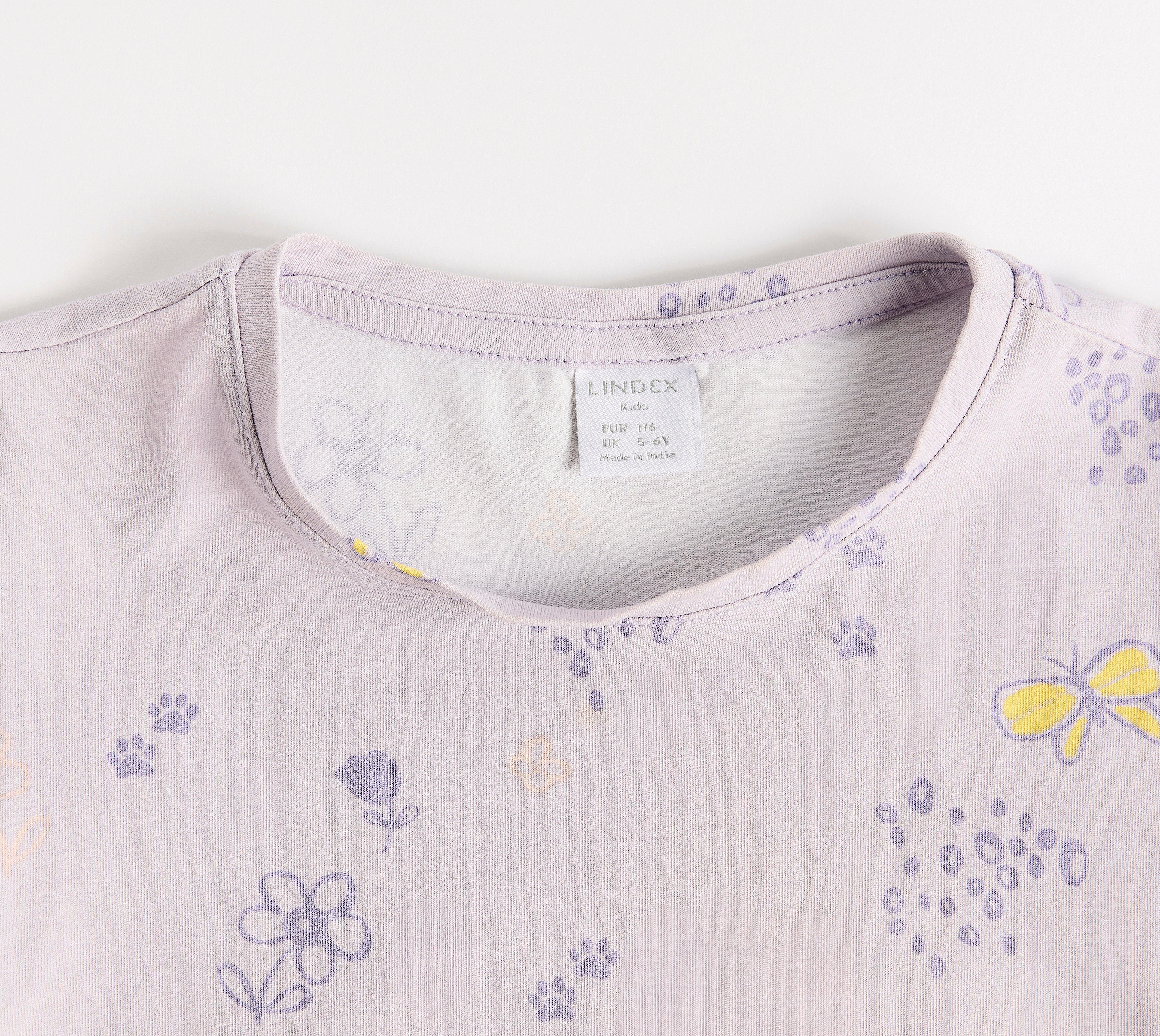 Ett plagg med sliten krage.